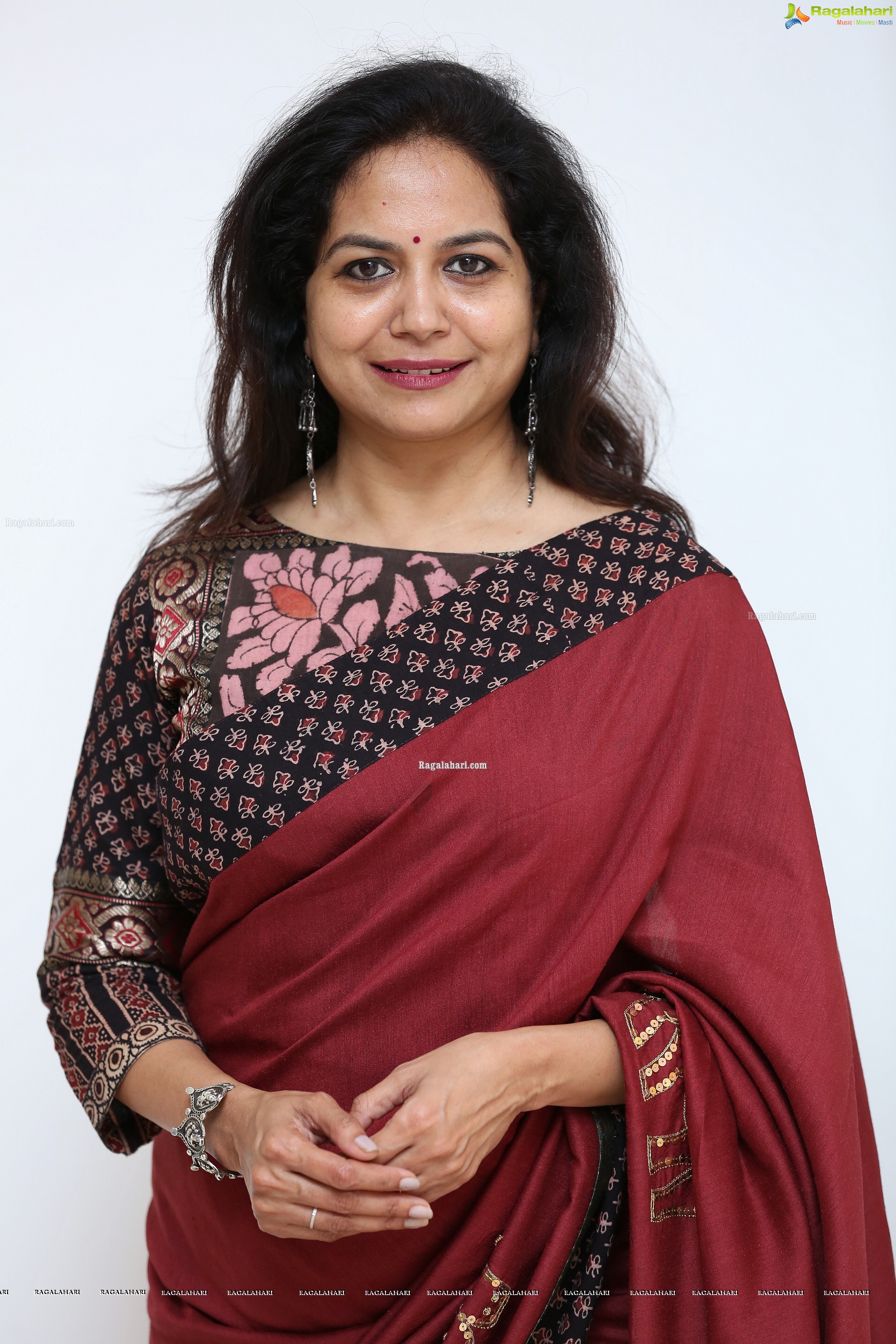 Sunitha at Reminiscences - Kashmir on Canvas Art Exhibition for a Cause - HD Gallery