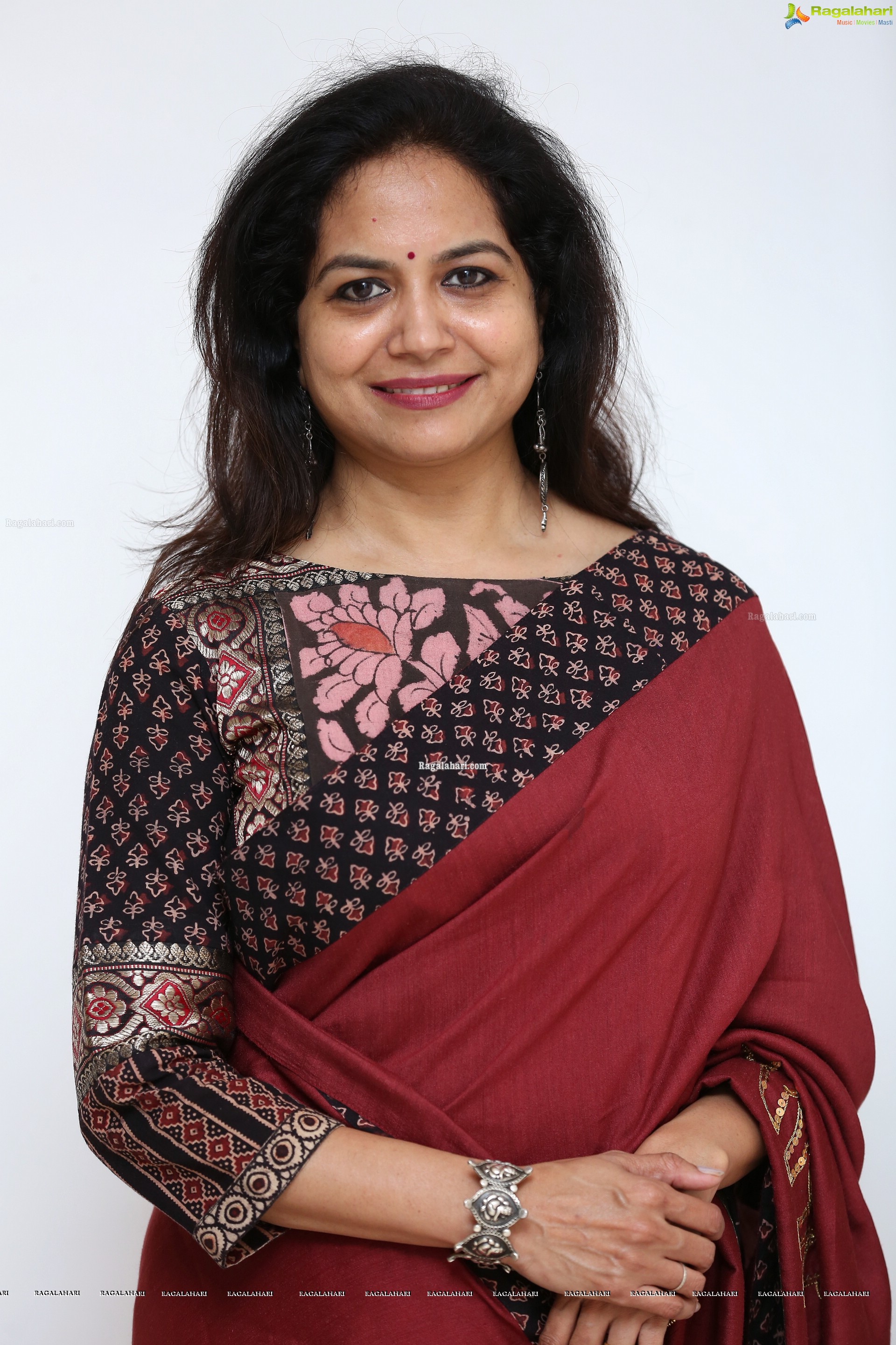 Sunitha at Reminiscences - Kashmir on Canvas Art Exhibition for a Cause - HD Gallery