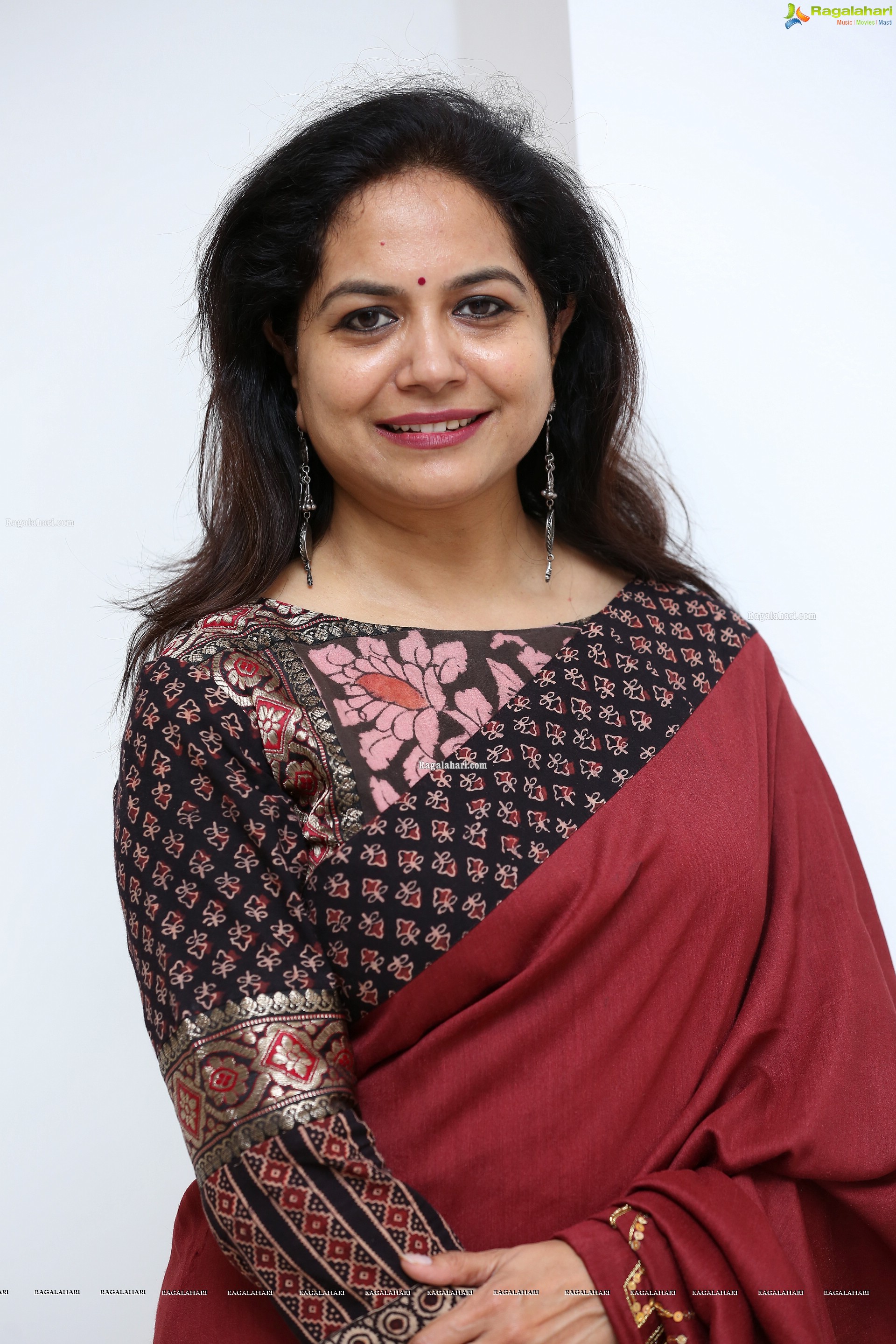 Sunitha at Reminiscences - Kashmir on Canvas Art Exhibition for a Cause - HD Gallery