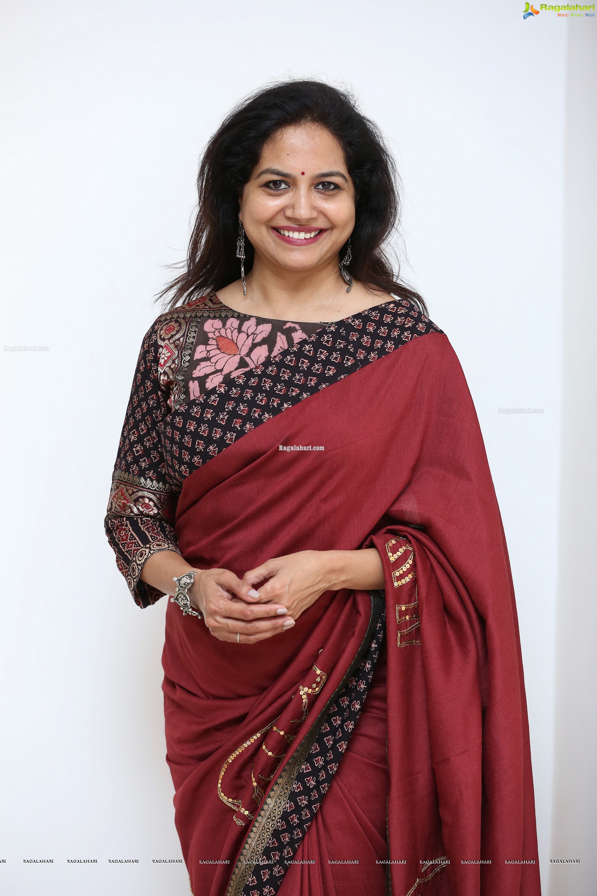 Sunitha at Reminiscences - Kashmir on Canvas Art Exhibition for a Cause - HD Gallery