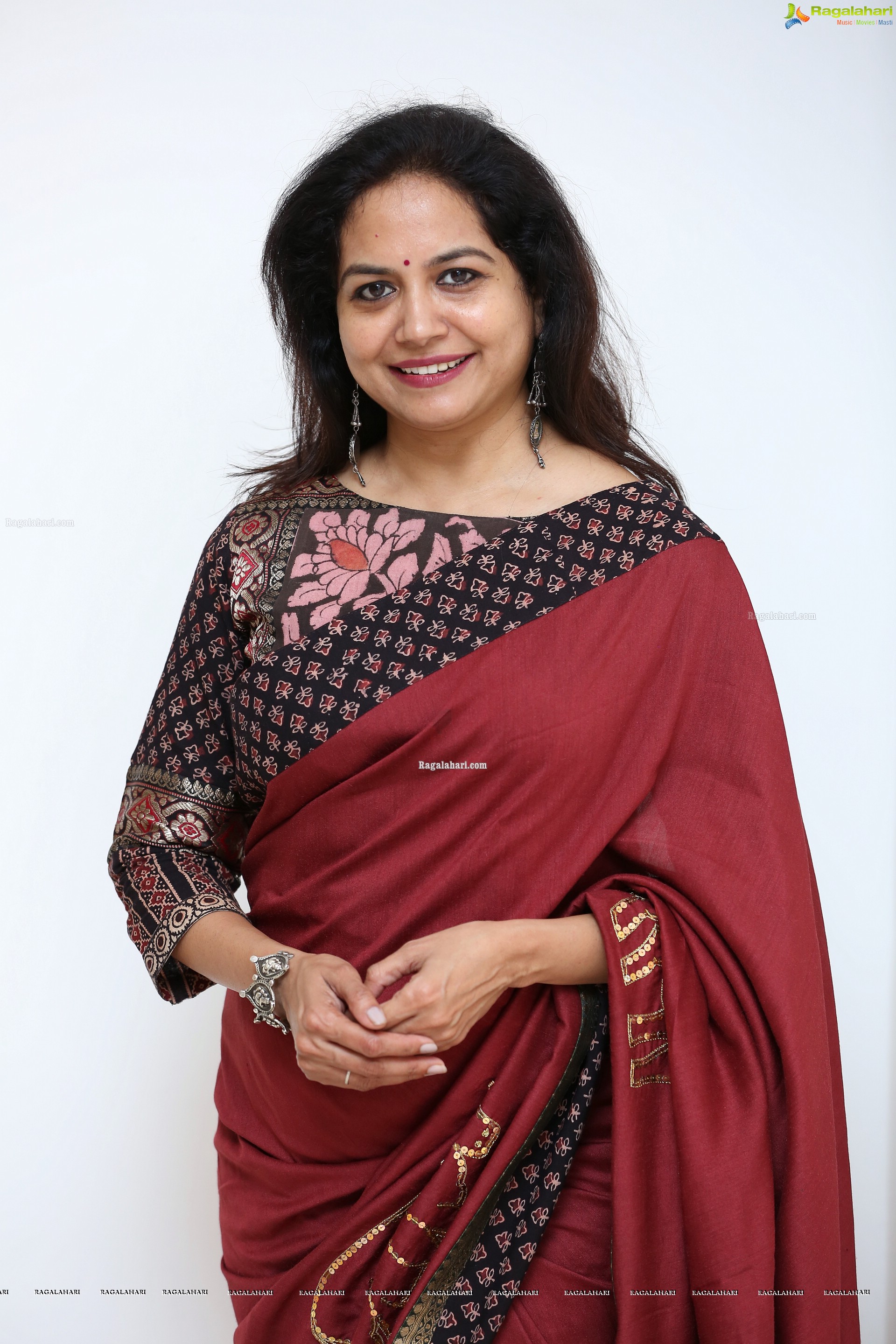 Sunitha at Reminiscences - Kashmir on Canvas Art Exhibition for a Cause - HD Gallery