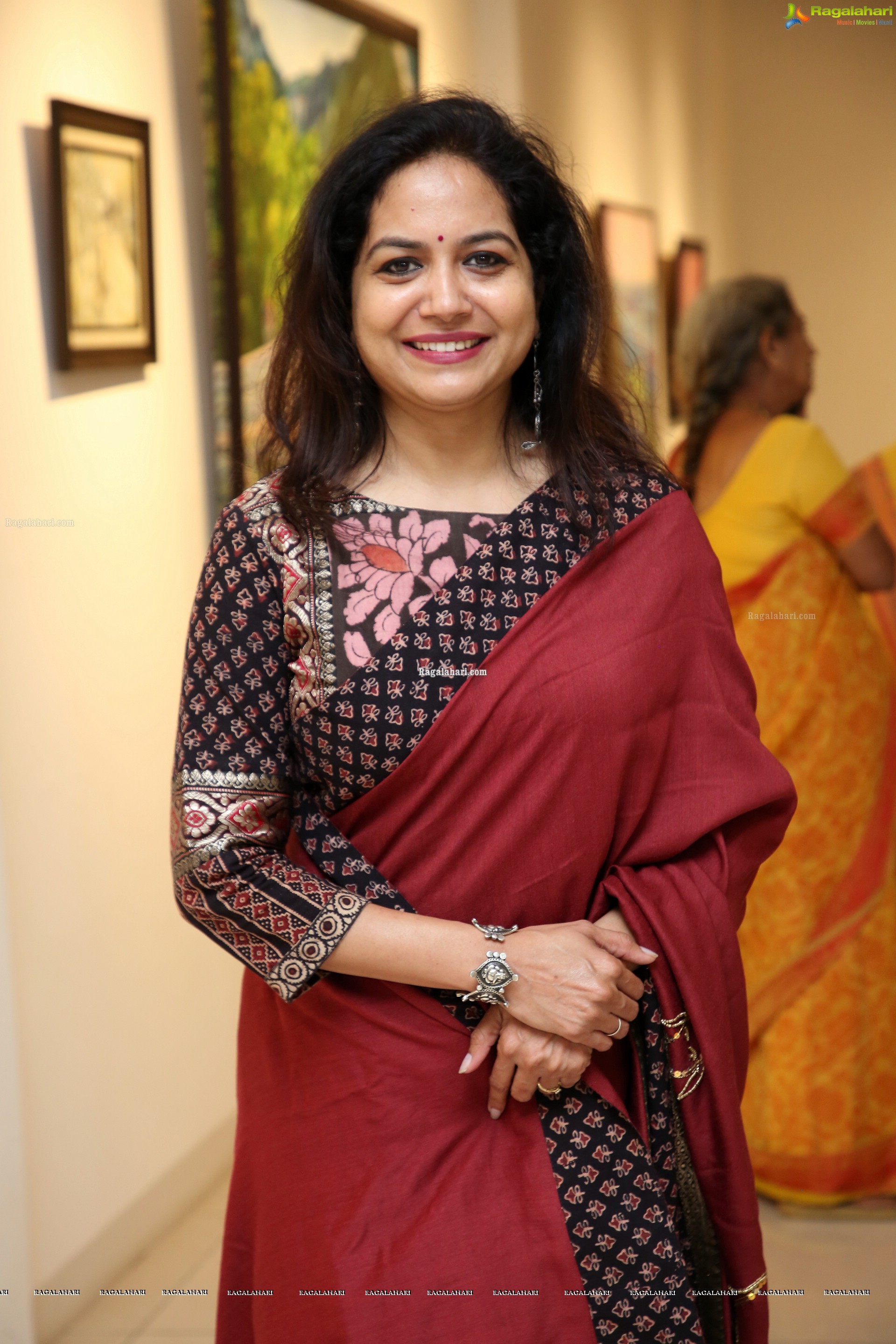 Sunitha at Reminiscences - Kashmir on Canvas Art Exhibition for a Cause - HD Gallery