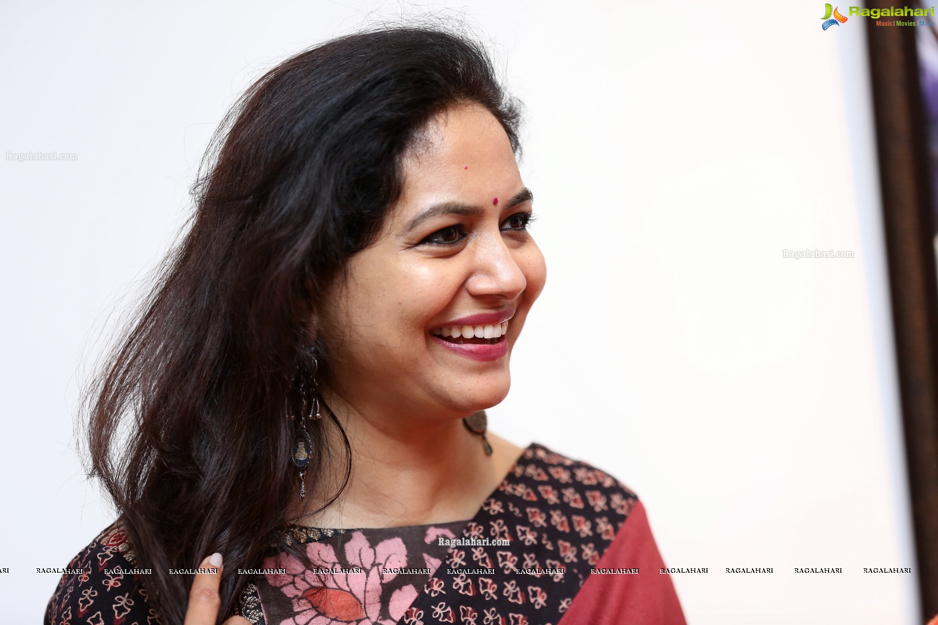 Sunitha at Reminiscences - Kashmir on Canvas Art Exhibition for a Cause - HD Gallery