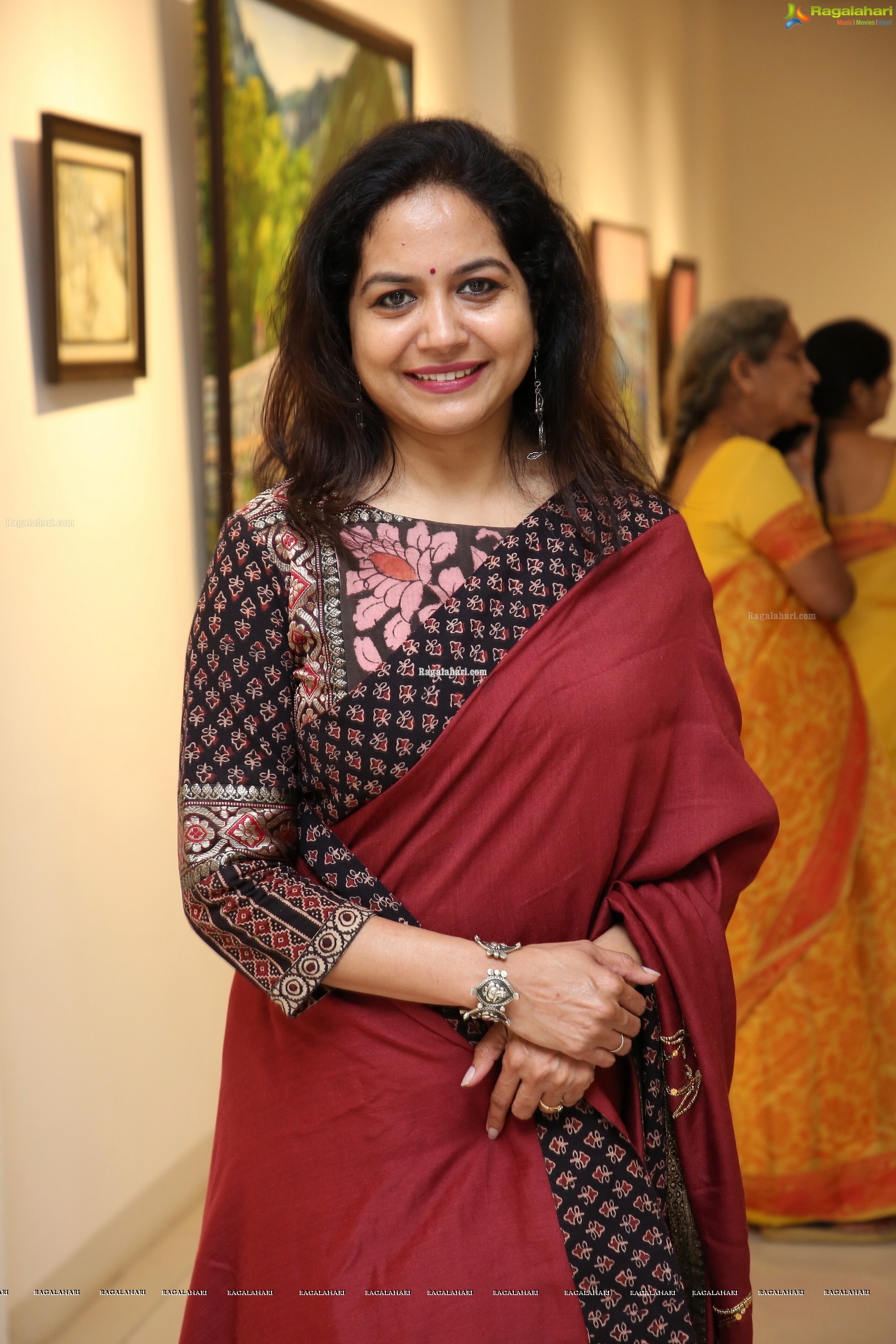 Sunitha at Reminiscences - Kashmir on Canvas Art Exhibition for a Cause - HD Gallery