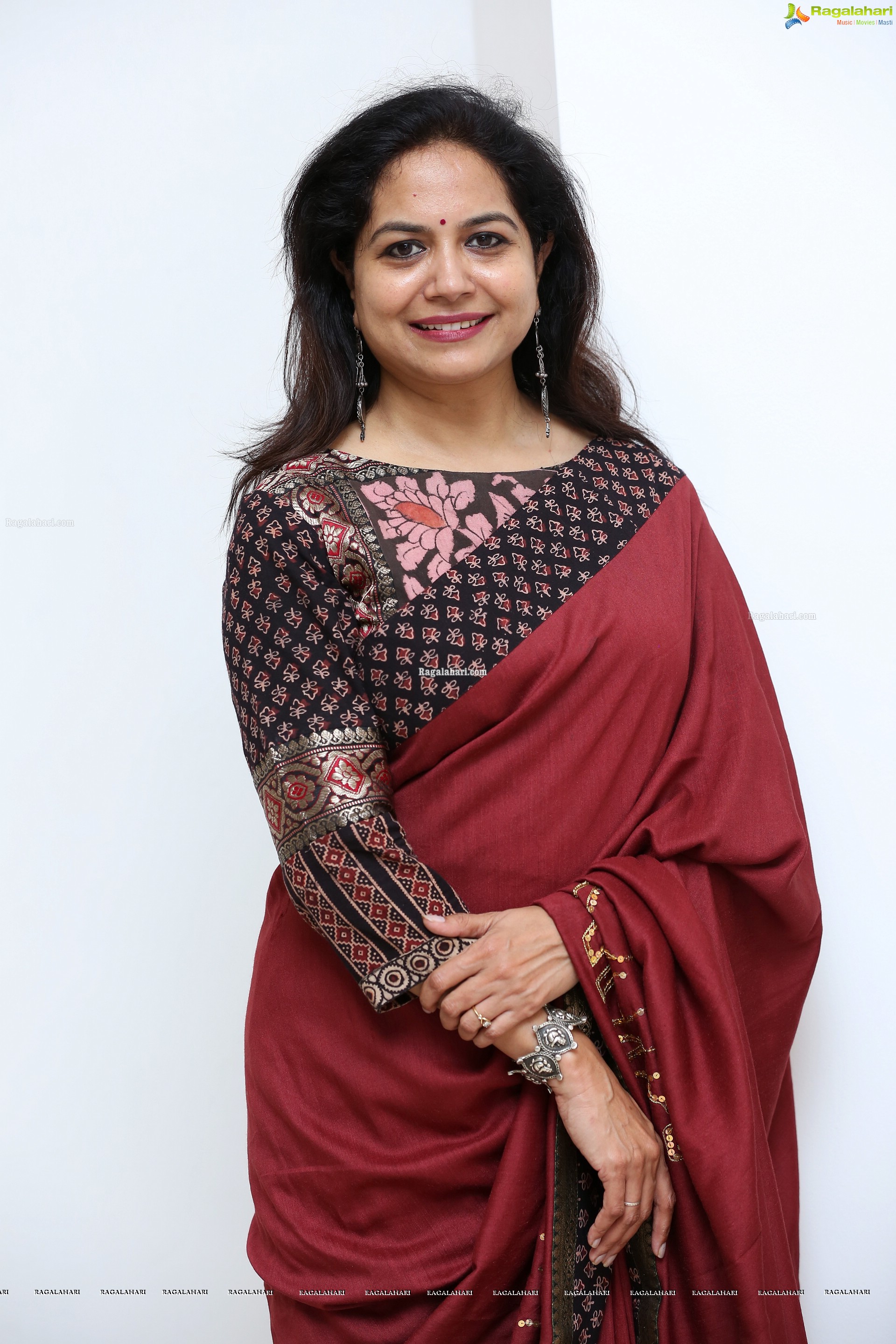 Sunitha at Reminiscences - Kashmir on Canvas Art Exhibition for a Cause - HD Gallery