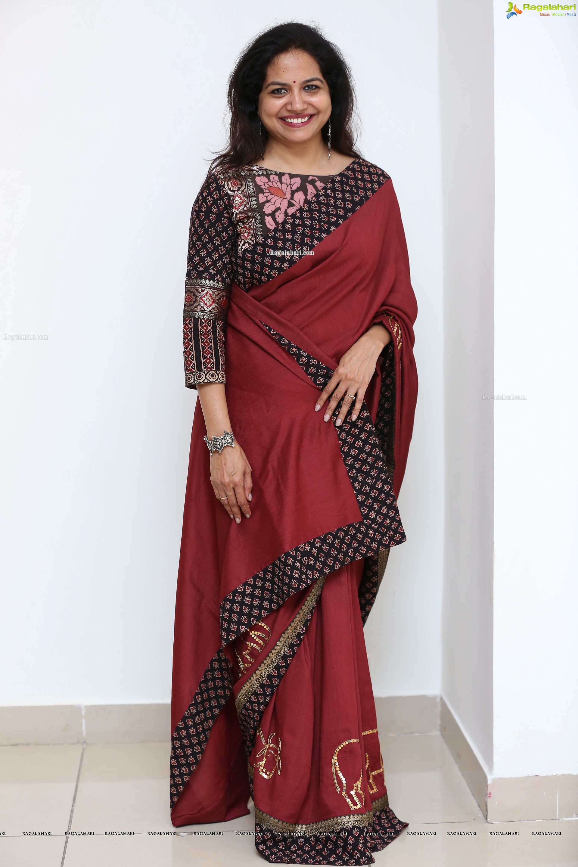 Sunitha at Reminiscences - Kashmir on Canvas Art Exhibition for a Cause - HD Gallery