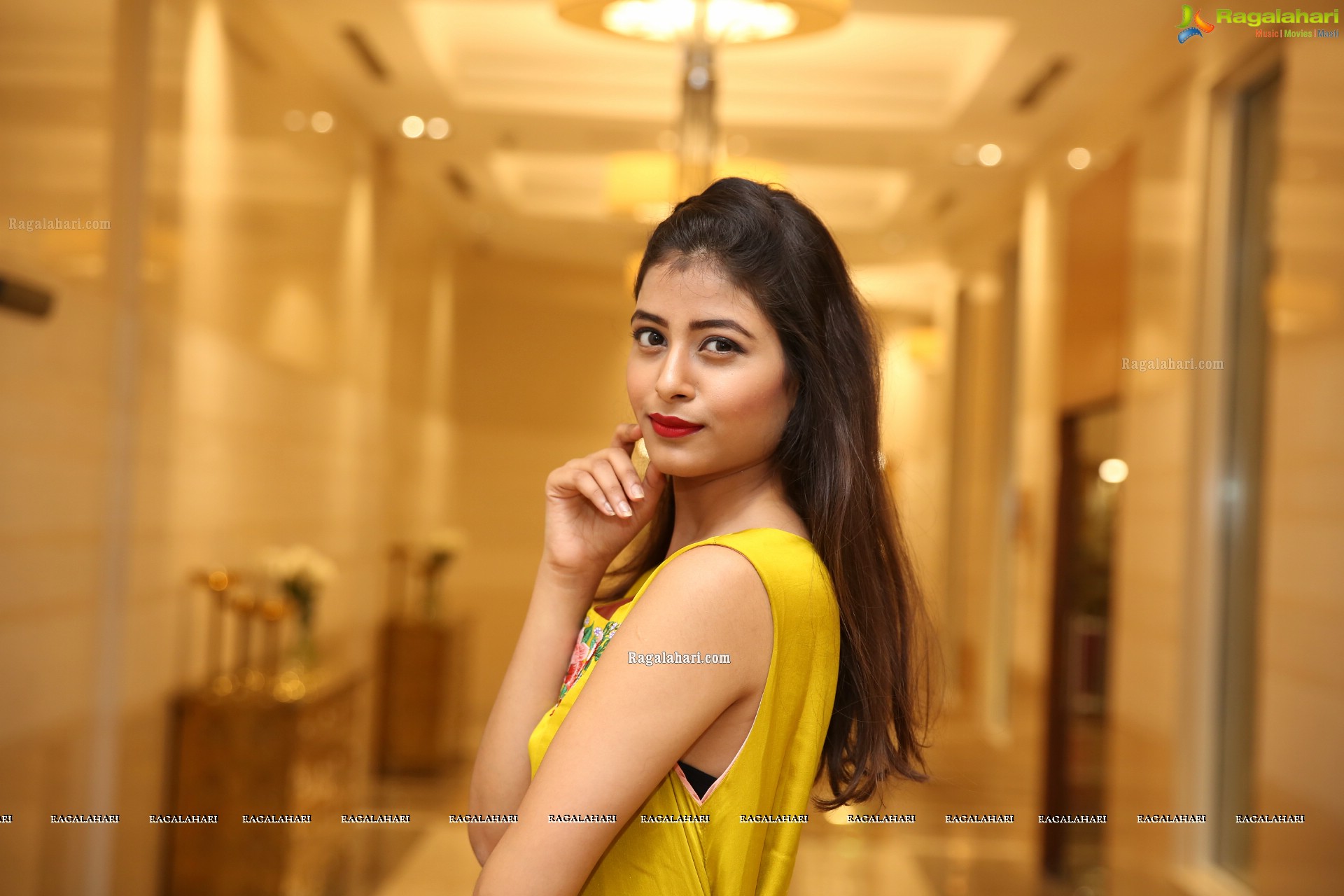 Twinkle Agarwal at Sutraa Grand Curtain Raiser & Fashion Showcase - HD Gallery