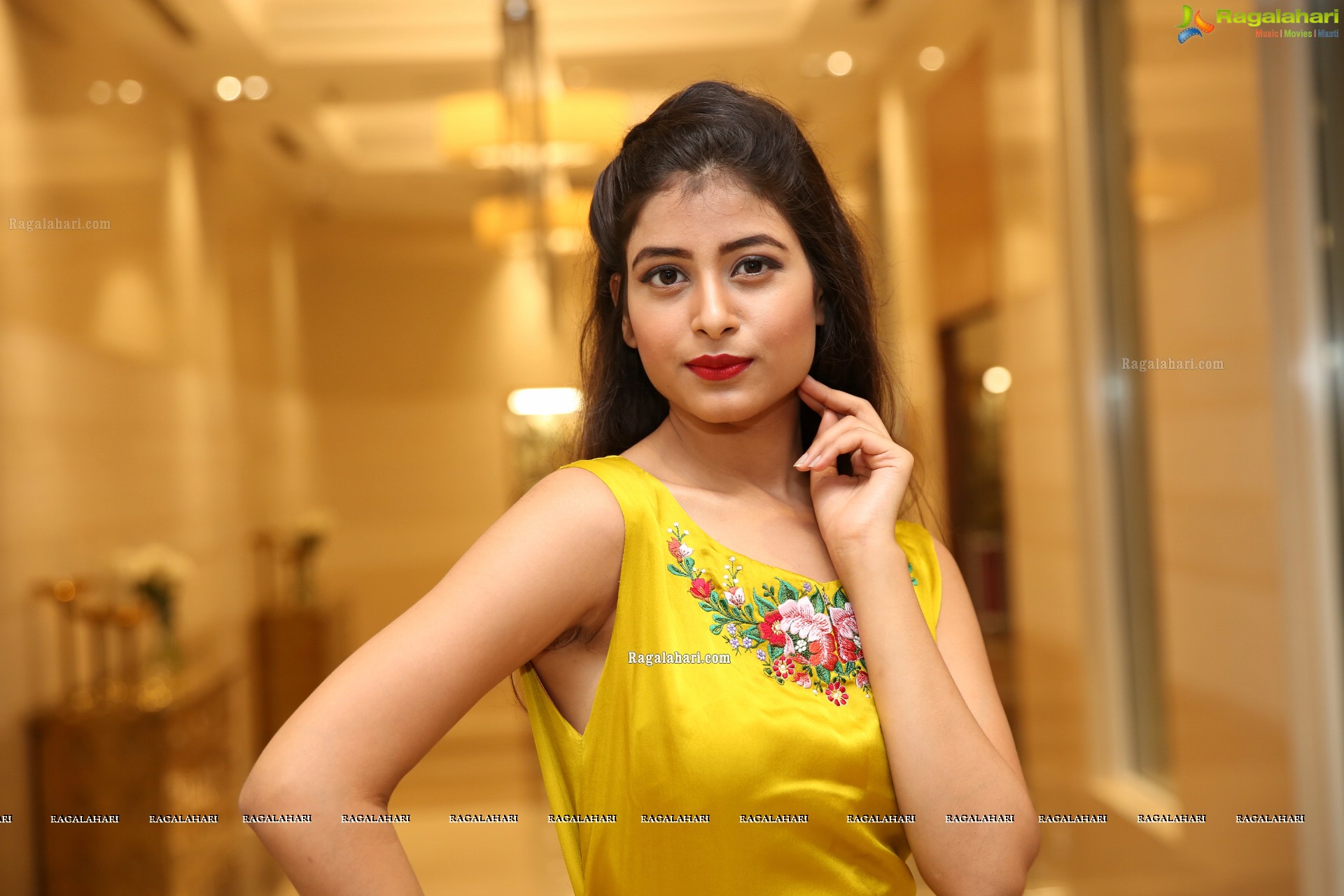 Twinkle Agarwal at Sutraa Grand Curtain Raiser & Fashion Showcase - HD Gallery