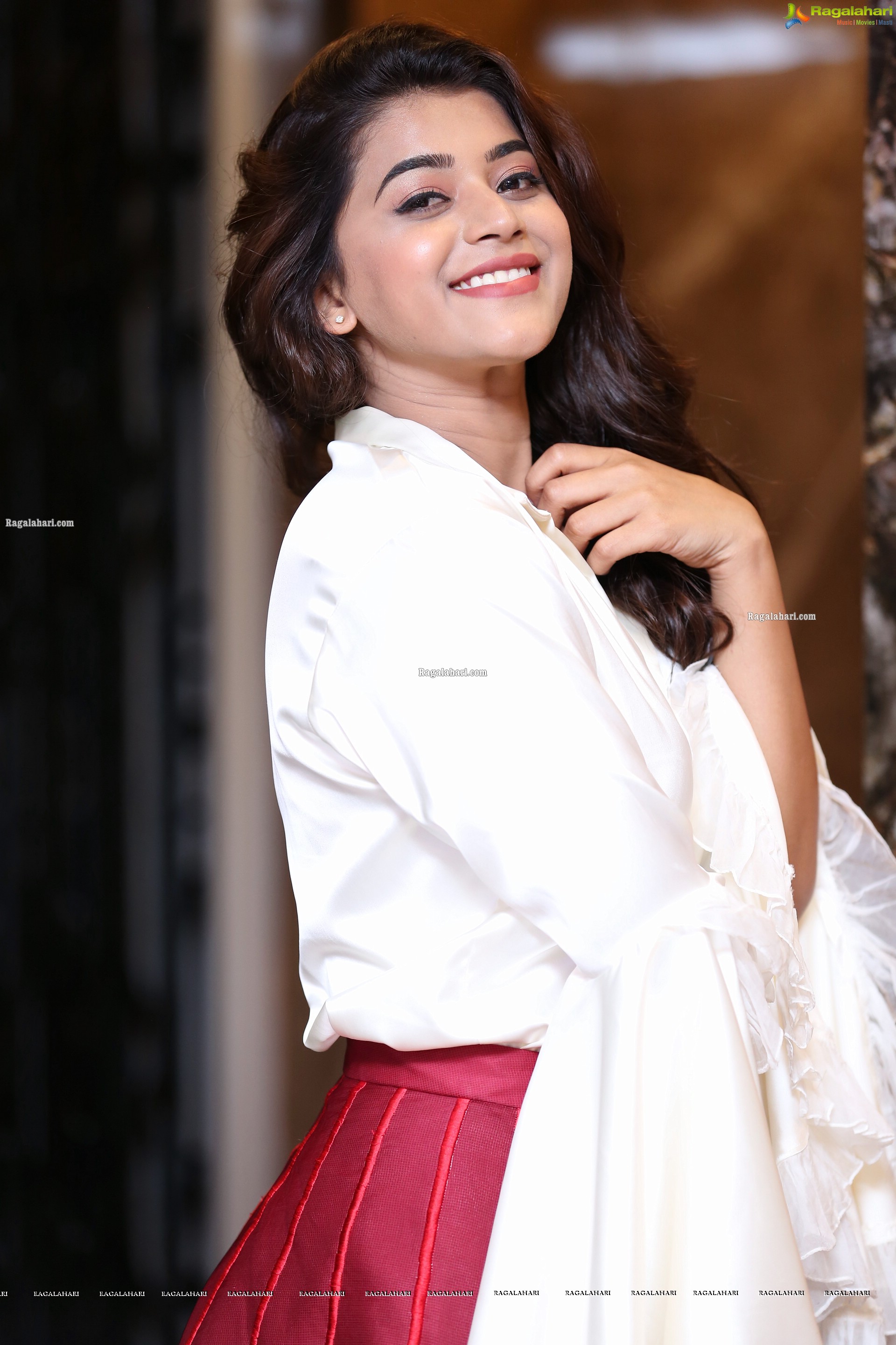 Yamini Bhaskar at BeYou Family Salon Launch at Narsaraopet - HD Gallery