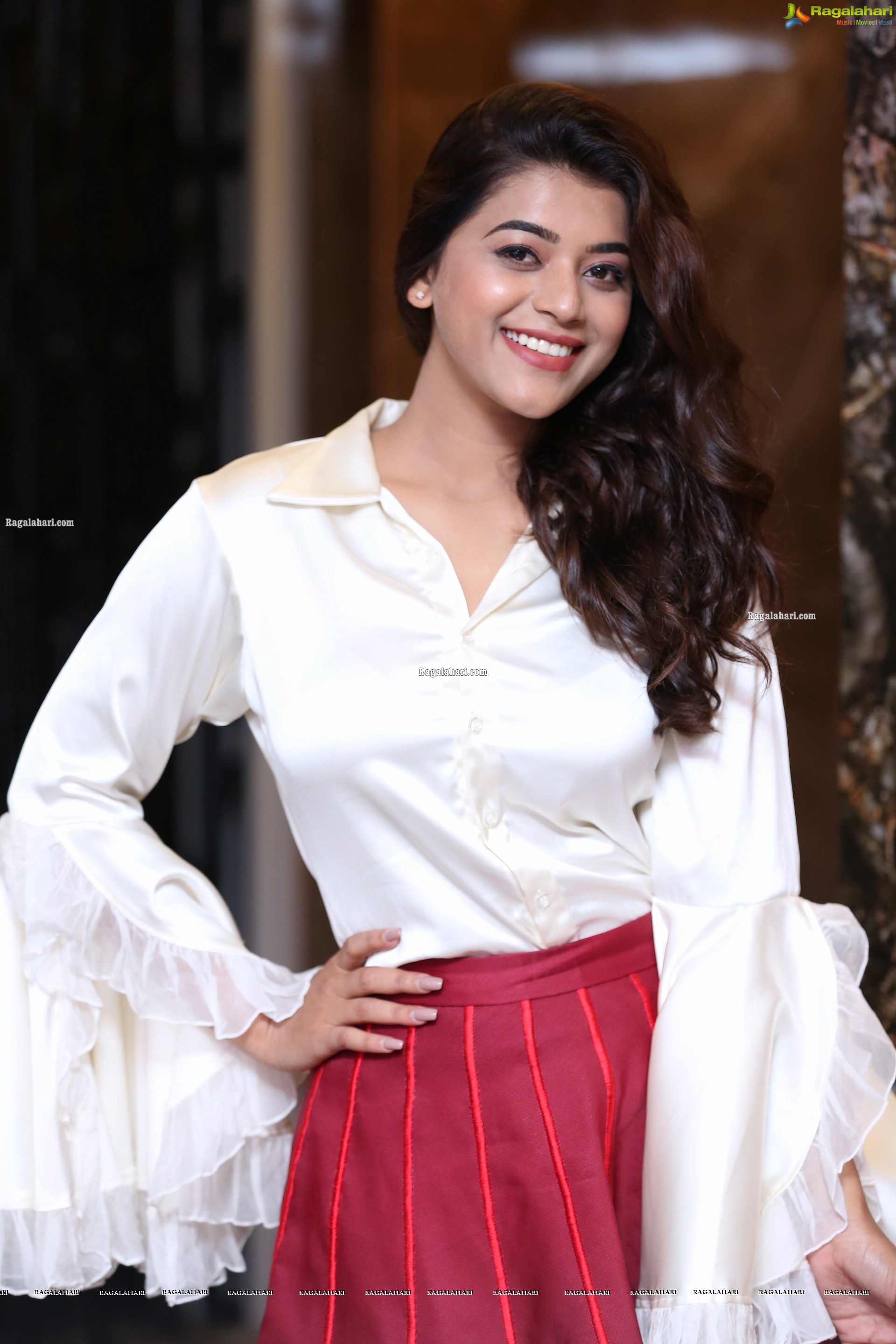 Yamini Bhaskar at BeYou Family Salon Launch at Narsaraopet - HD Gallery