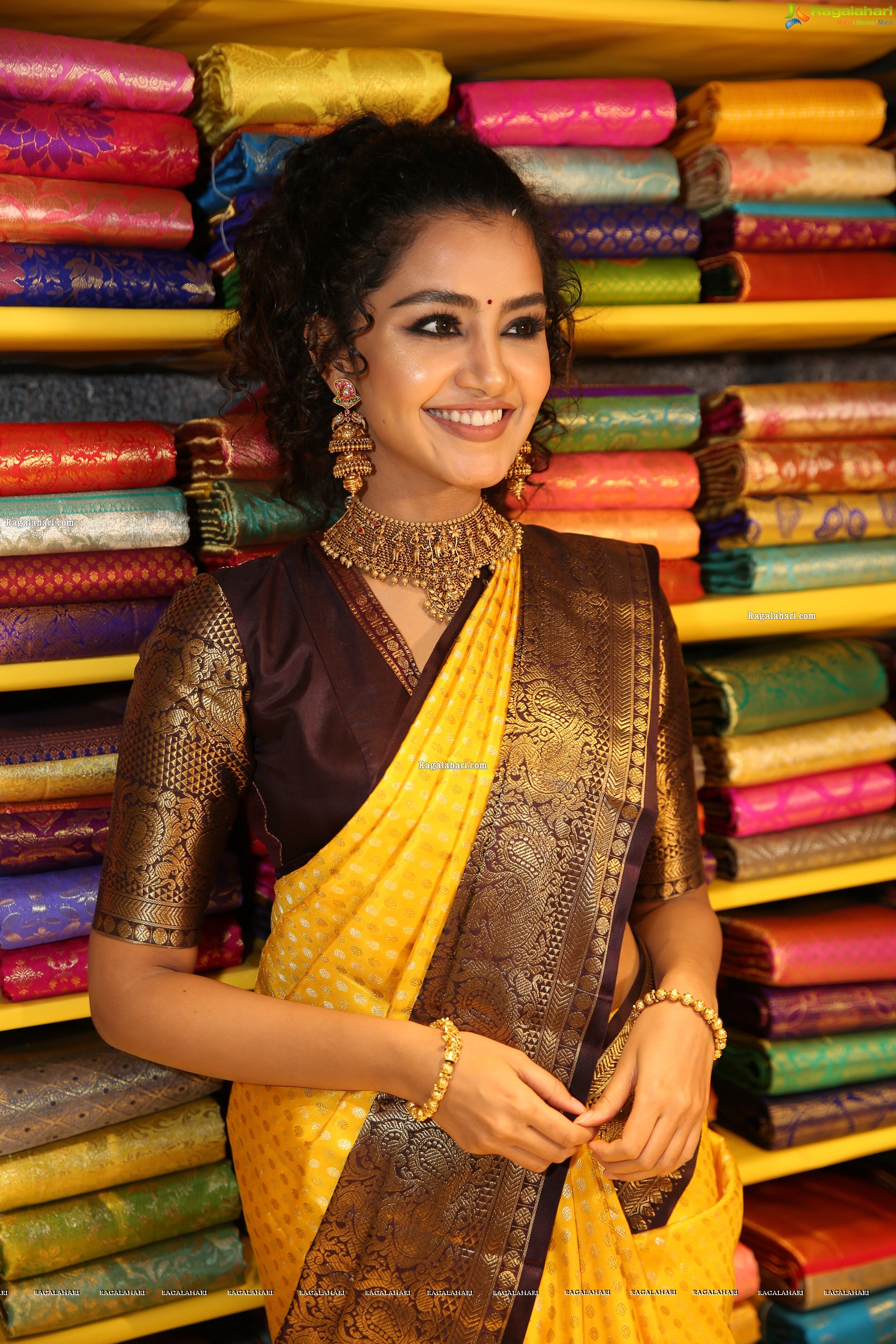 Anupama Parameswaran at Mugdha Art Studio Grand Opening at Patny Centre, HD Gallery