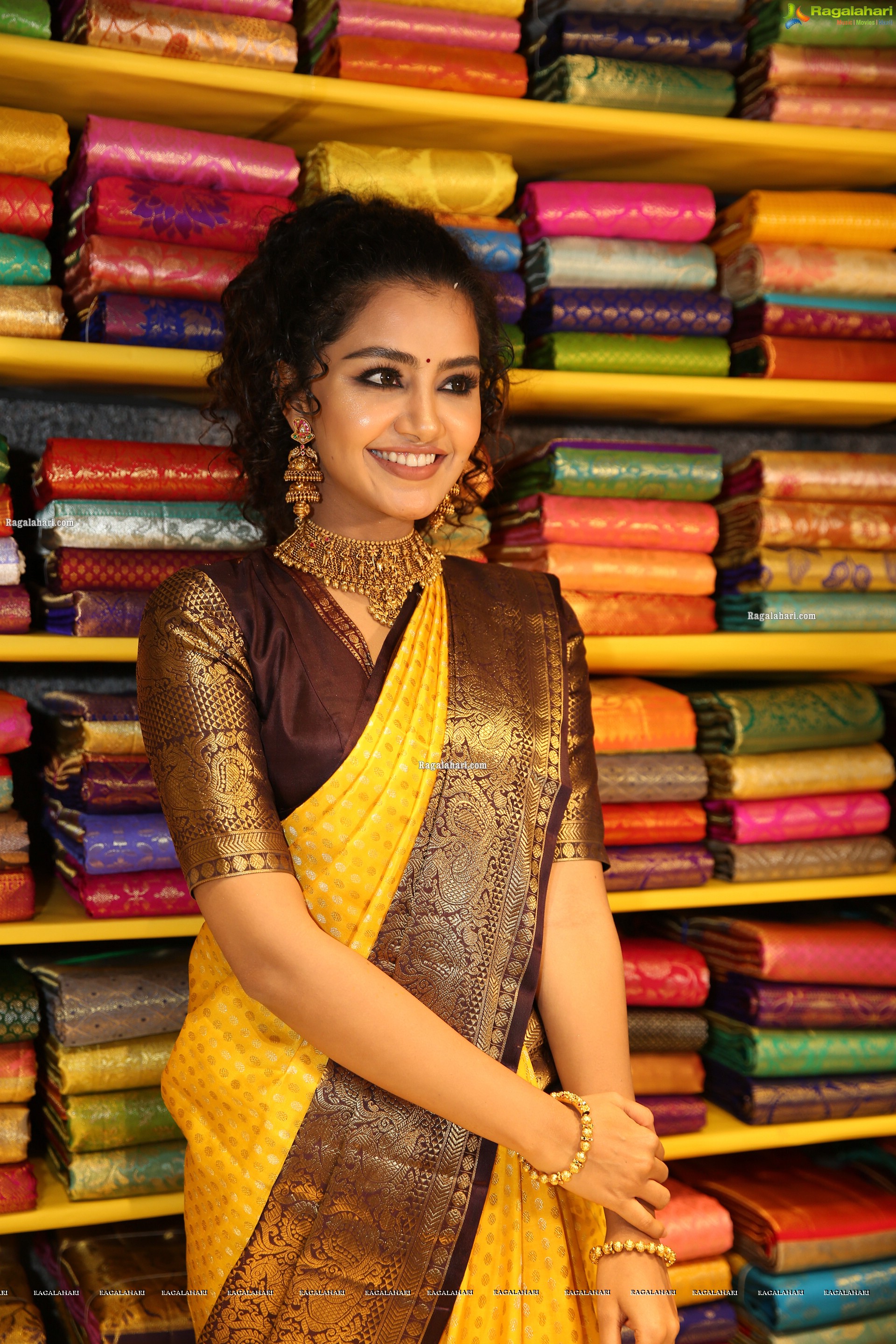 Anupama Parameswaran at Mugdha Art Studio Grand Opening at Patny Centre, HD Gallery