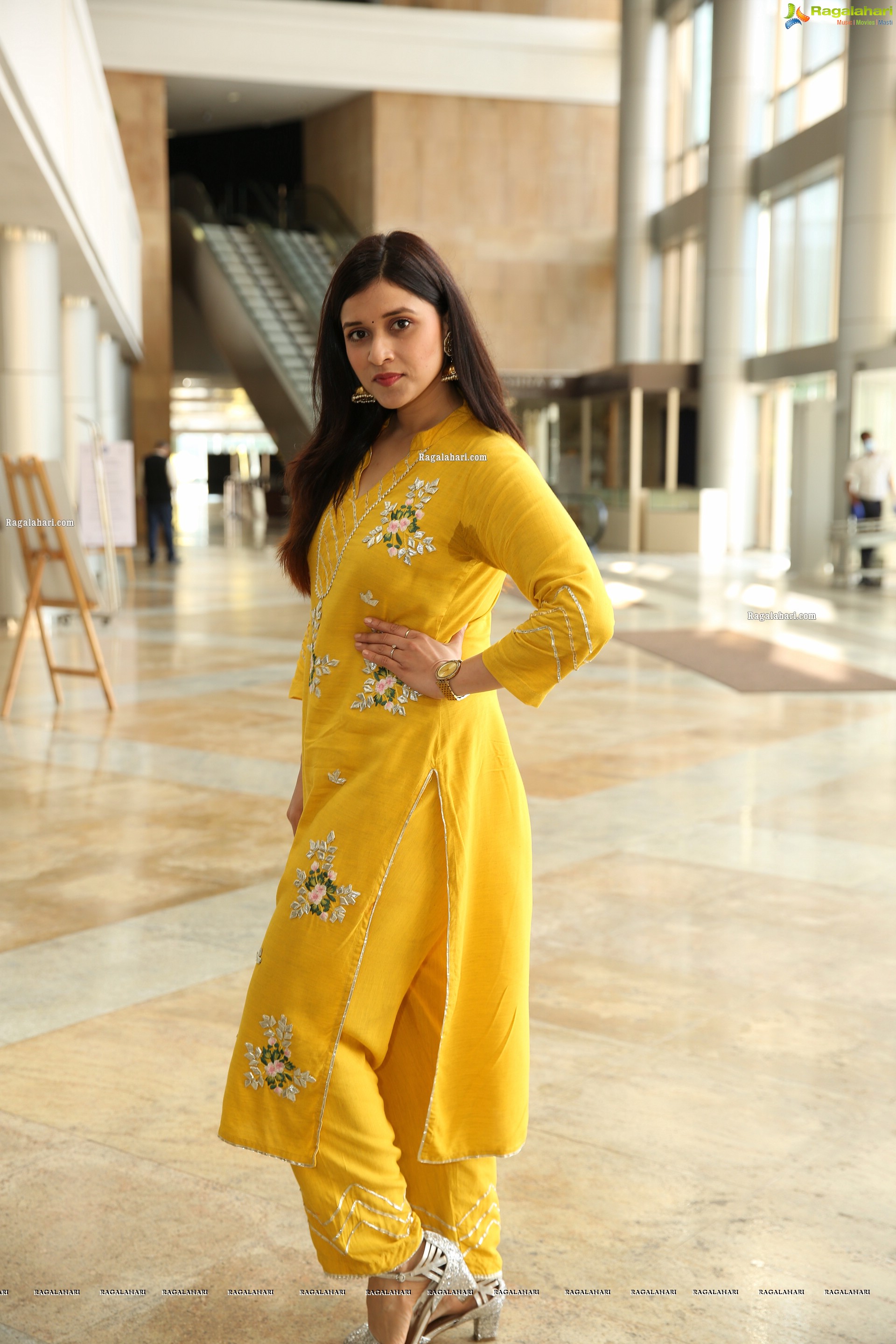 Mannara Chopra at Hi Life Biggest Fashion & Lifestyle Exhibition, HD Gallery