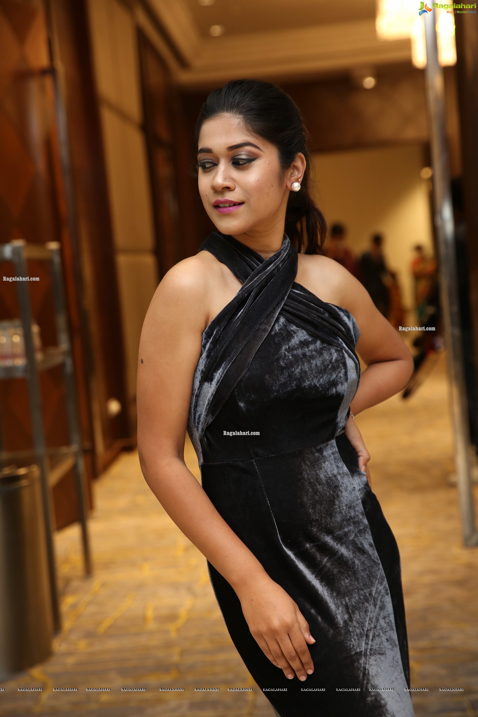 Vishista Saxena at Me Women Fashion Show, HD Photo Gallery