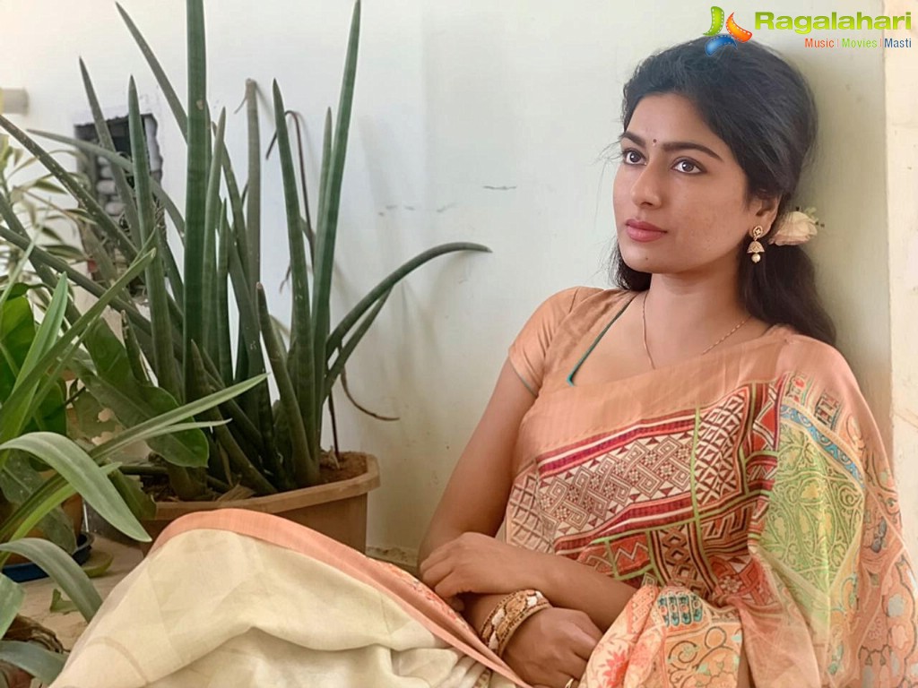 Akshatha Srinivas Poses in Saree, Photo Gallery