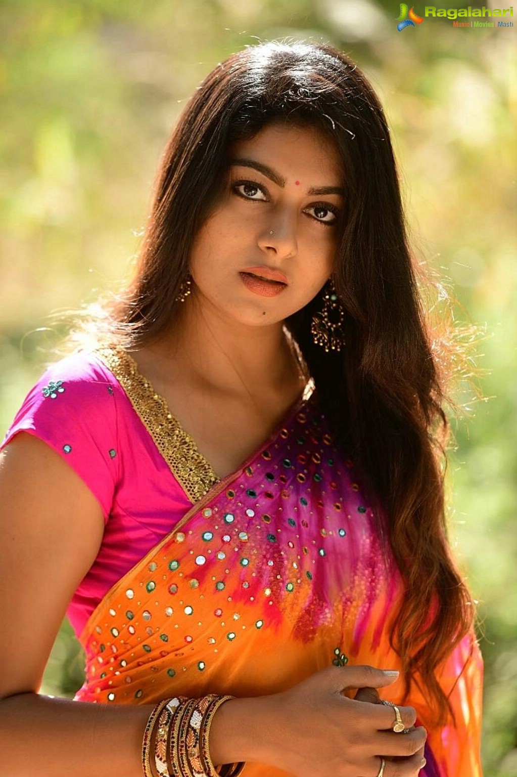 Akshatha Srinivas Poses in Saree, Photo Gallery