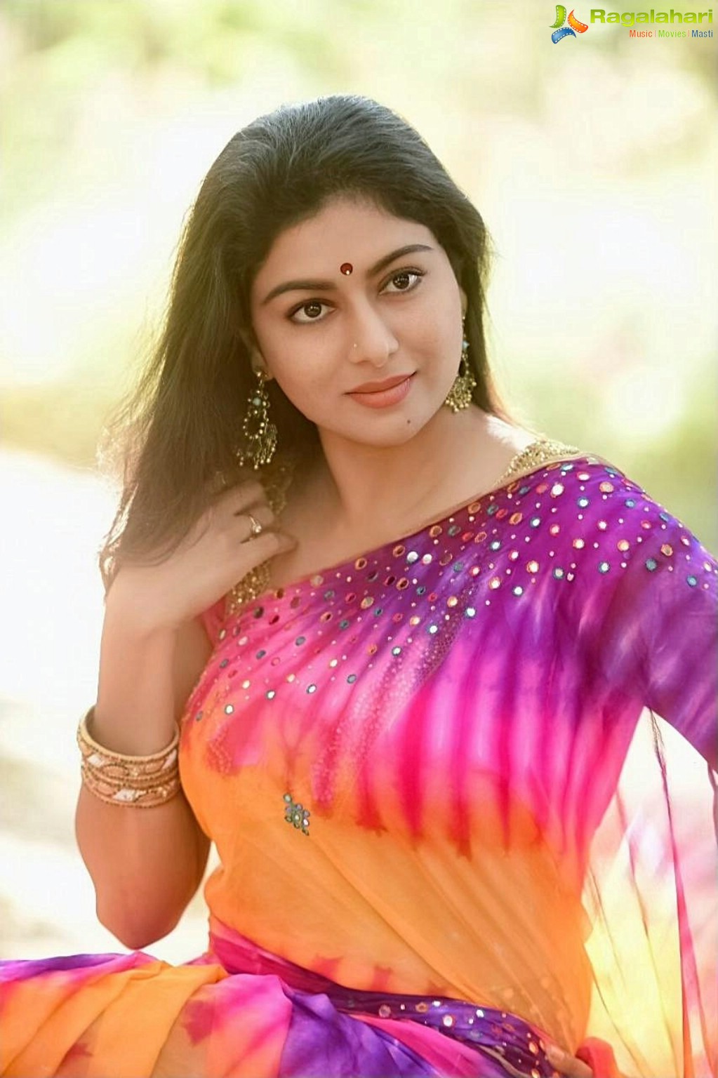 Akshatha Srinivas Poses in Saree, Photo Gallery