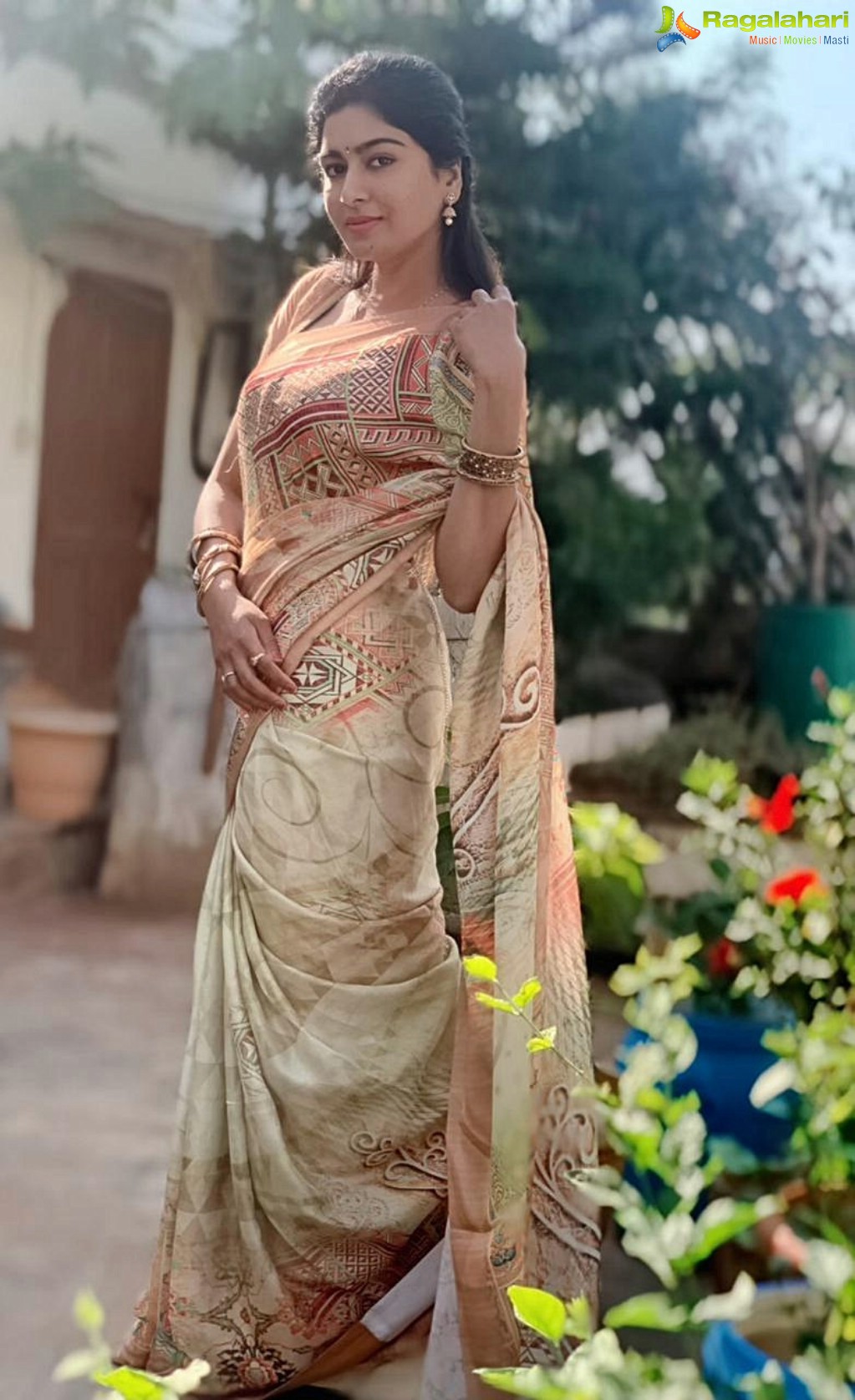 Akshatha Srinivas Poses in Saree, Photo Gallery