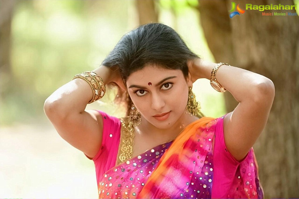 Akshatha Srinivas Poses in Saree, Photo Gallery