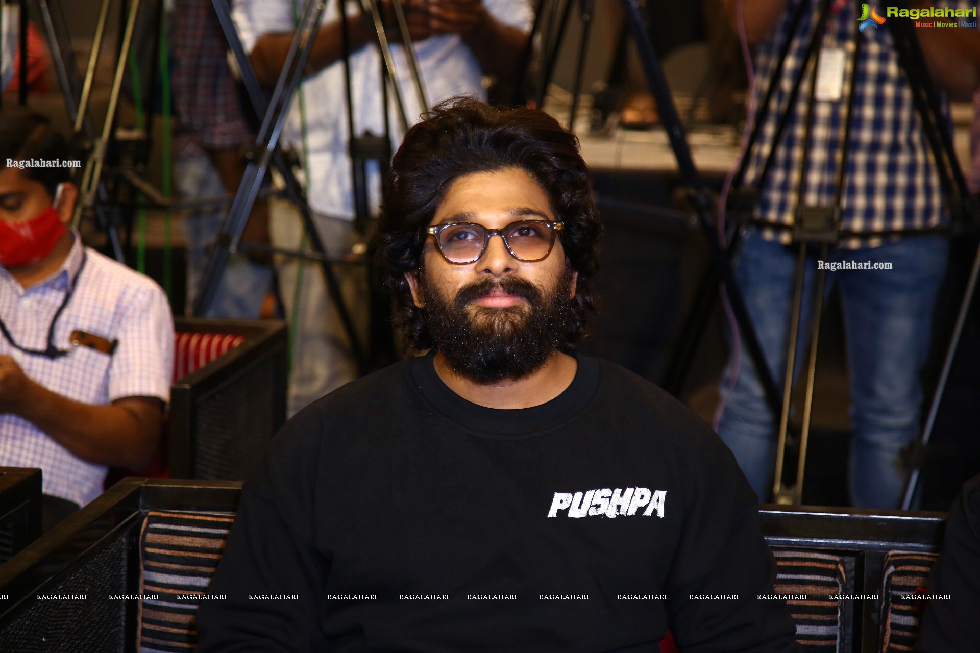 Allu Arjun at Pushpa Movie Team Massive Thanks Meet, HD Photo Gallery