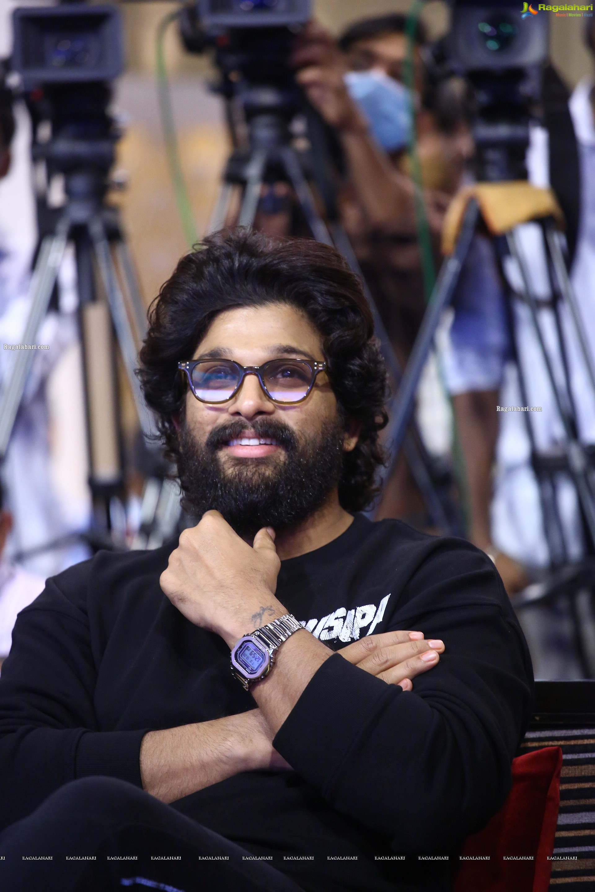 Allu Arjun at Pushpa Movie Team Massive Thanks Meet, HD Photo Gallery