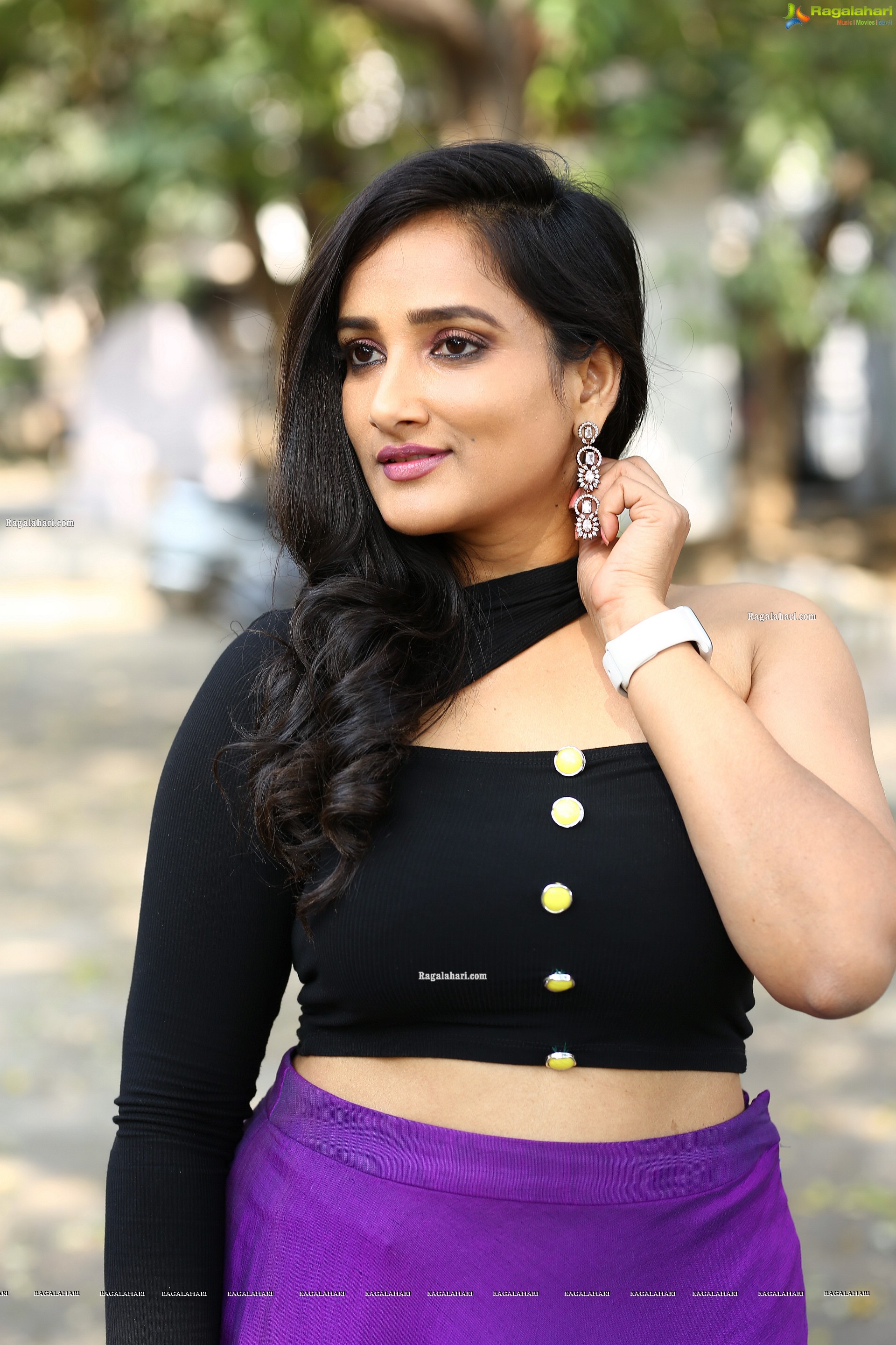 Anchor Madhu Krishnan in Purple Lehenga, HD Photo Gallery