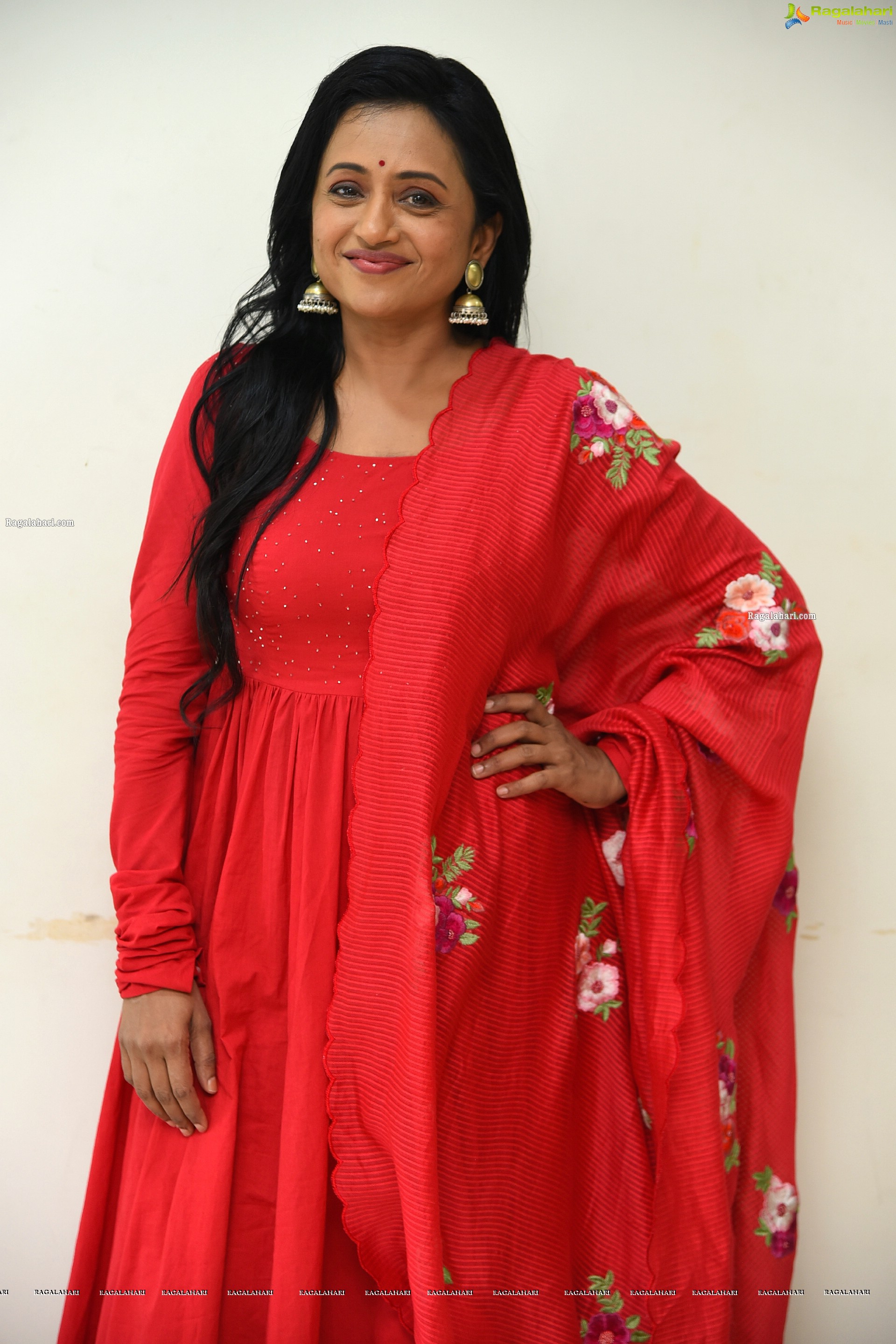 Suma Kanakala at Jayamma Panchayathi Movie Teaser Launch, HD Photo Gallery