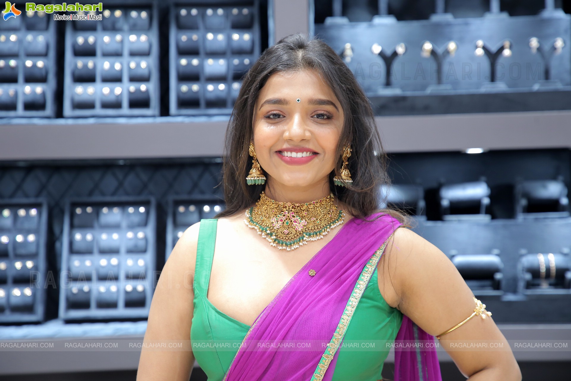 Kruthika Roy Poses With Jewellery, HD Photo Gallery