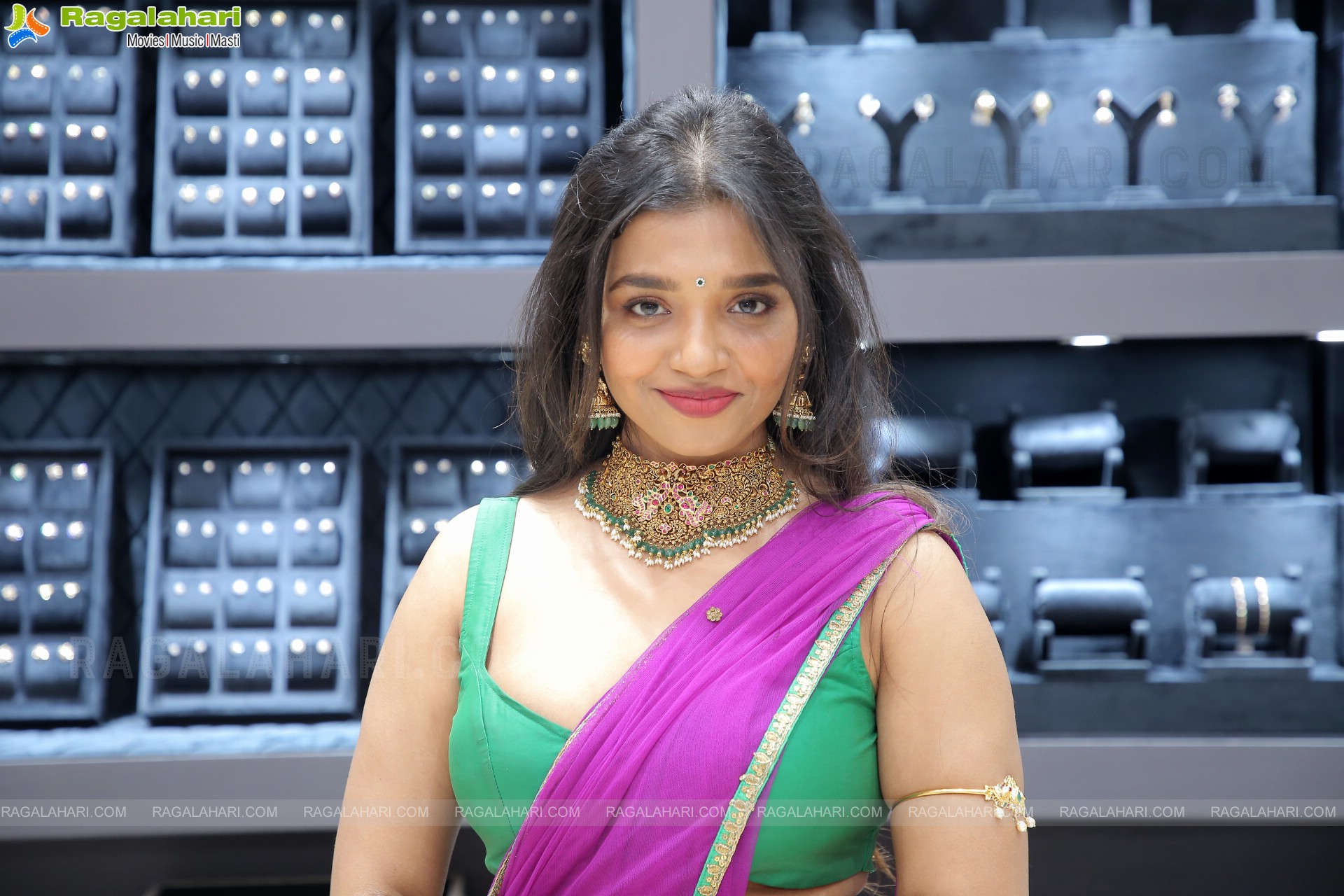 Kruthika Roy Poses With Jewellery, HD Photo Gallery