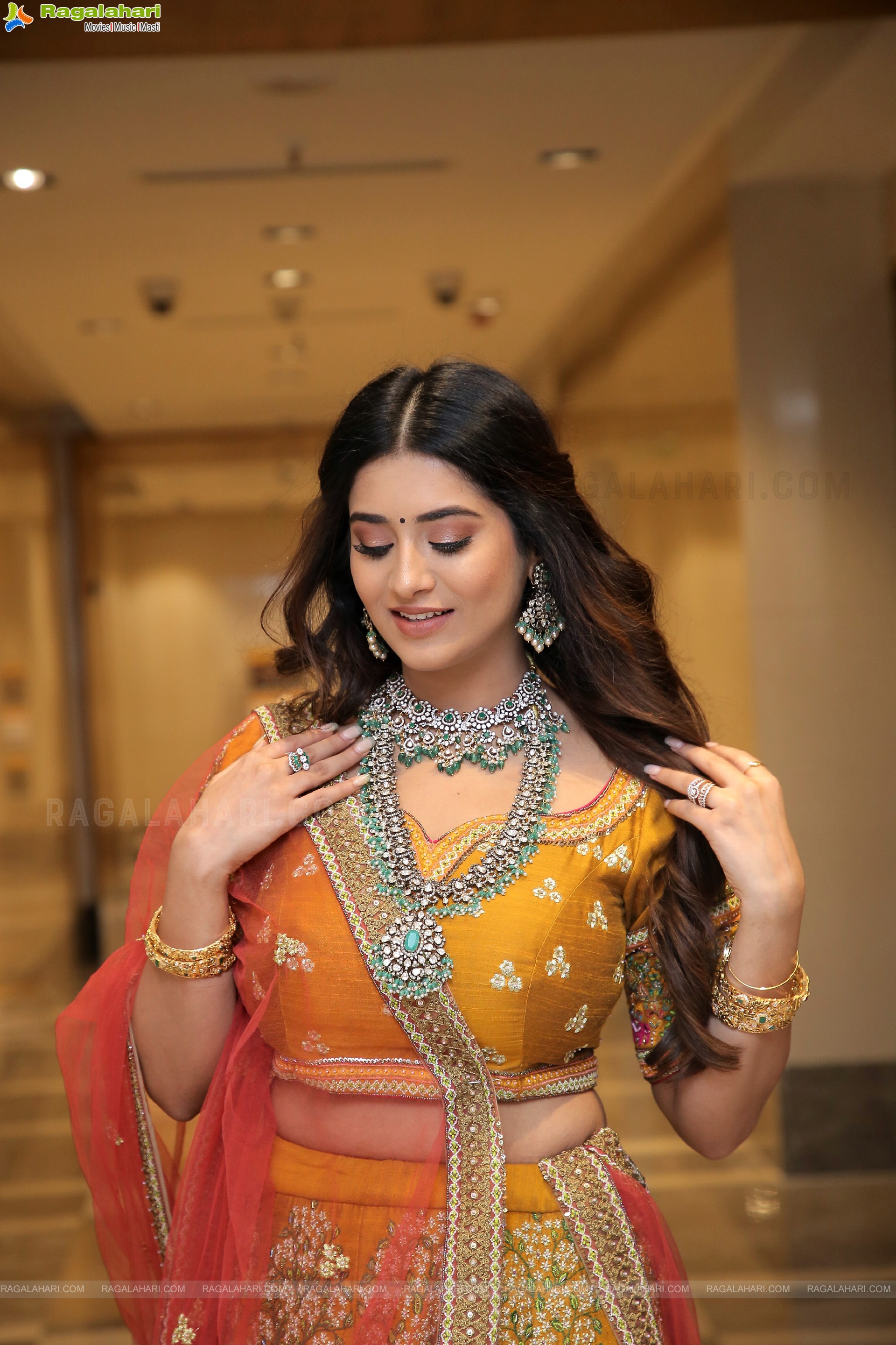 Rashi Singh Poses With Jewellery, HD Photo Gallery