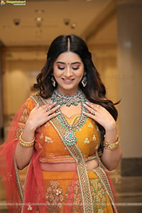 Rashi Singh Poses With Jewellery