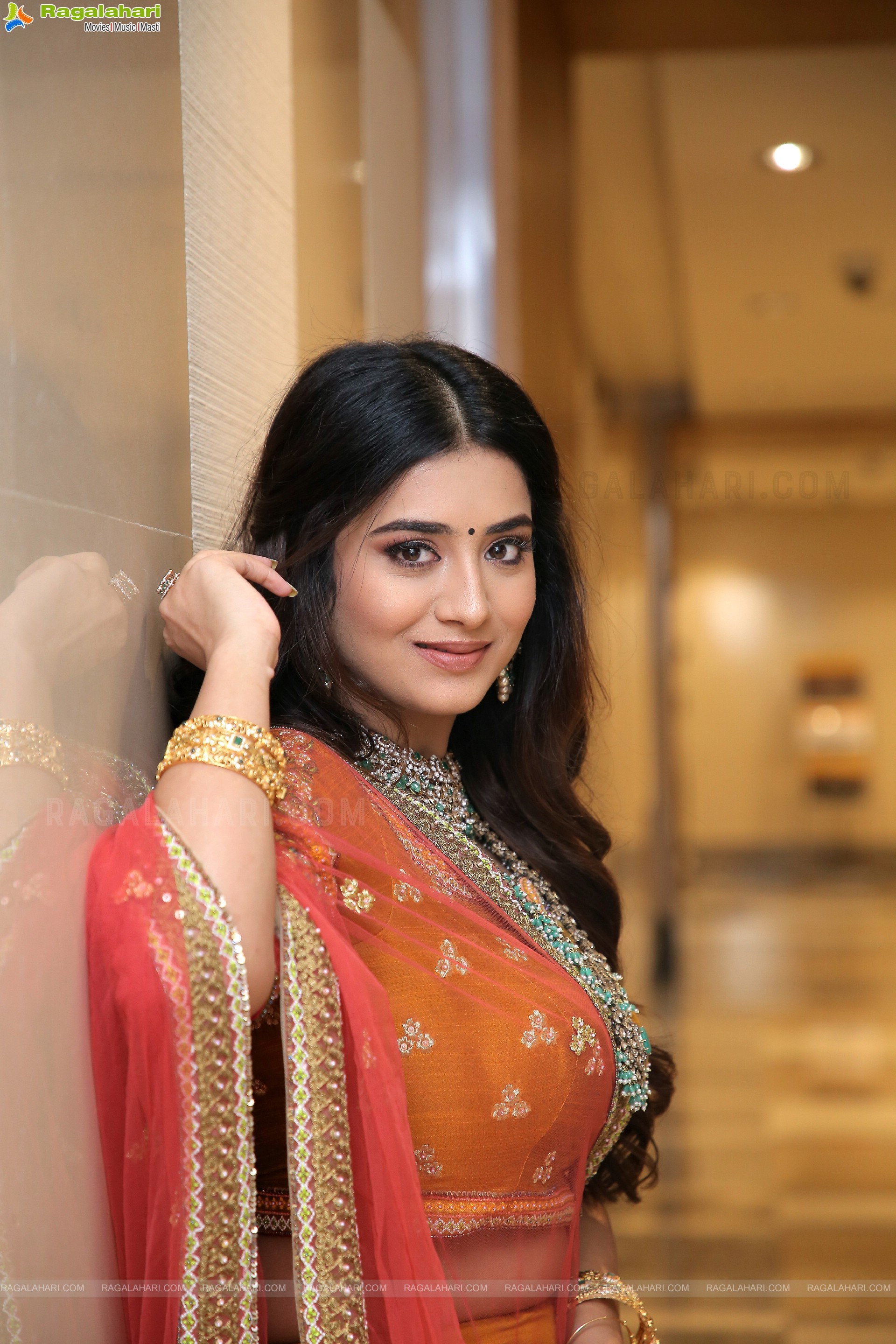 Rashi Singh Poses With Jewellery, HD Photo Gallery