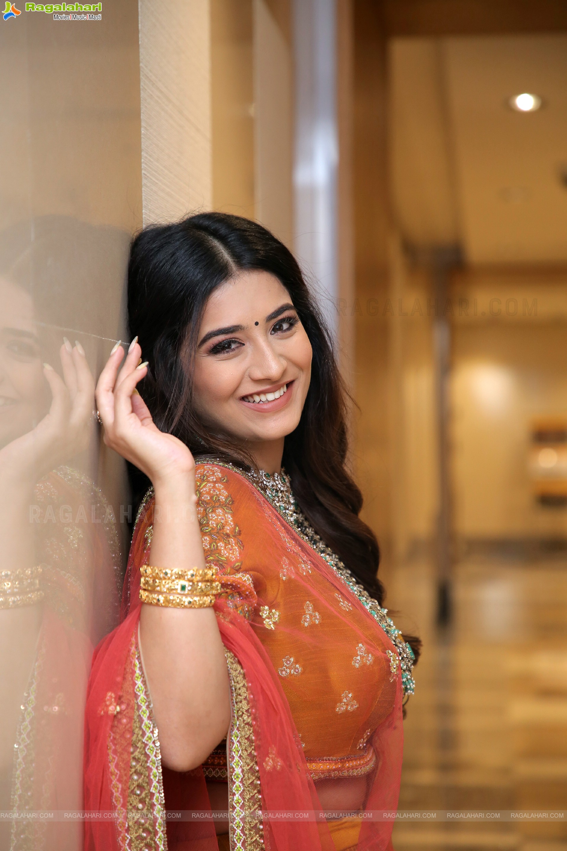 Rashi Singh Poses With Jewellery, HD Photo Gallery