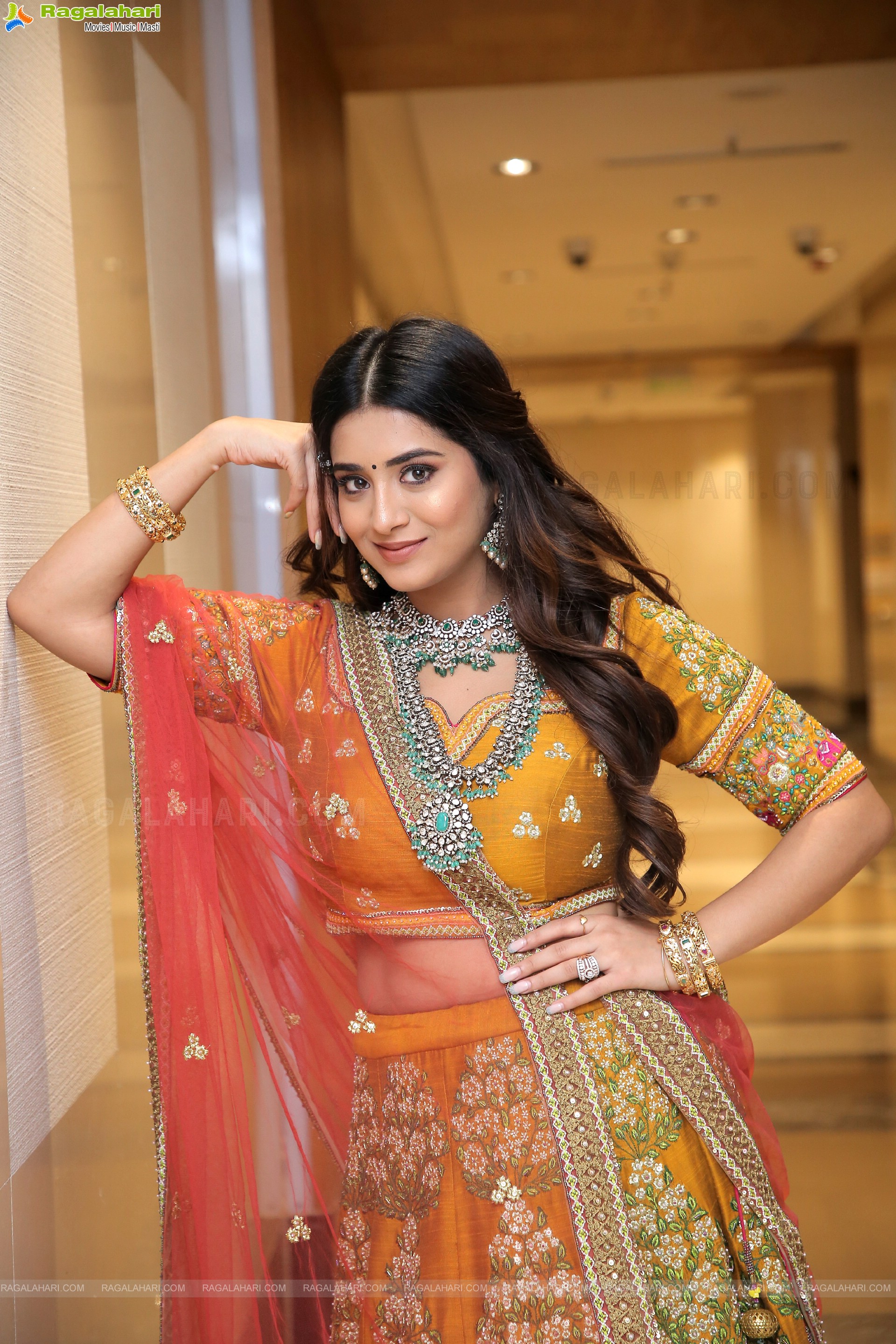 Rashi Singh Poses With Jewellery, HD Photo Gallery