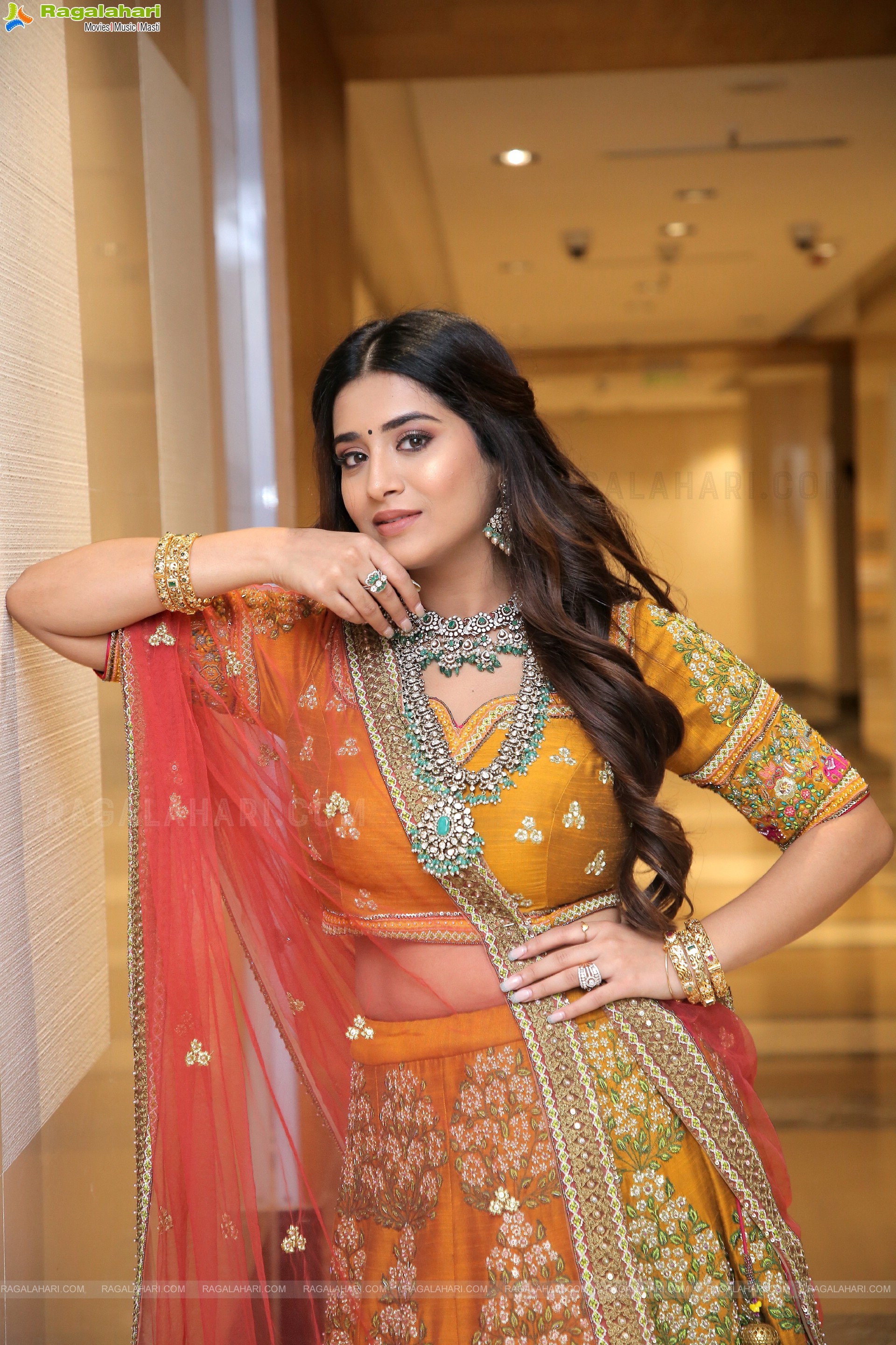 Rashi Singh Poses With Jewellery, HD Photo Gallery