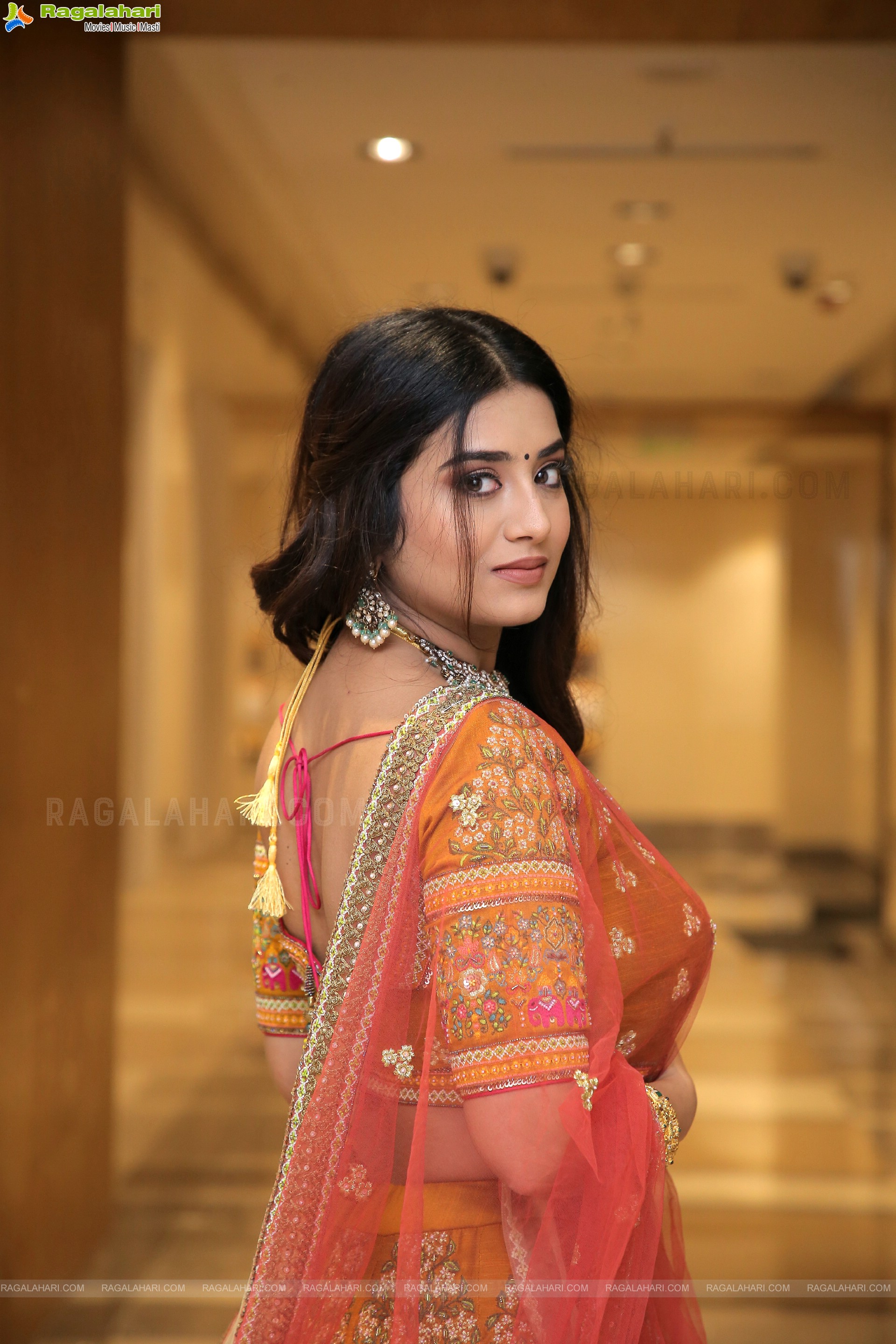 Rashi Singh Poses With Jewellery, HD Photo Gallery