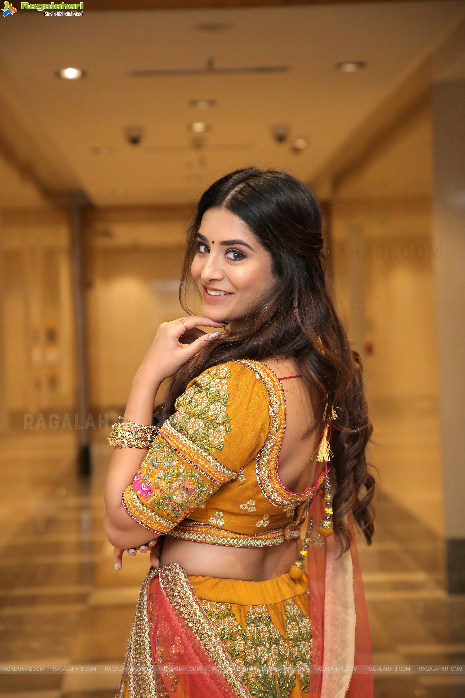 Rashi Singh Poses With Jewellery, HD Photo Gallery