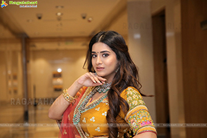 Rashi Singh Poses With Jewellery