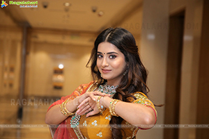 Rashi Singh Poses With Jewellery