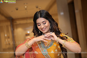 Rashi Singh Poses With Jewellery