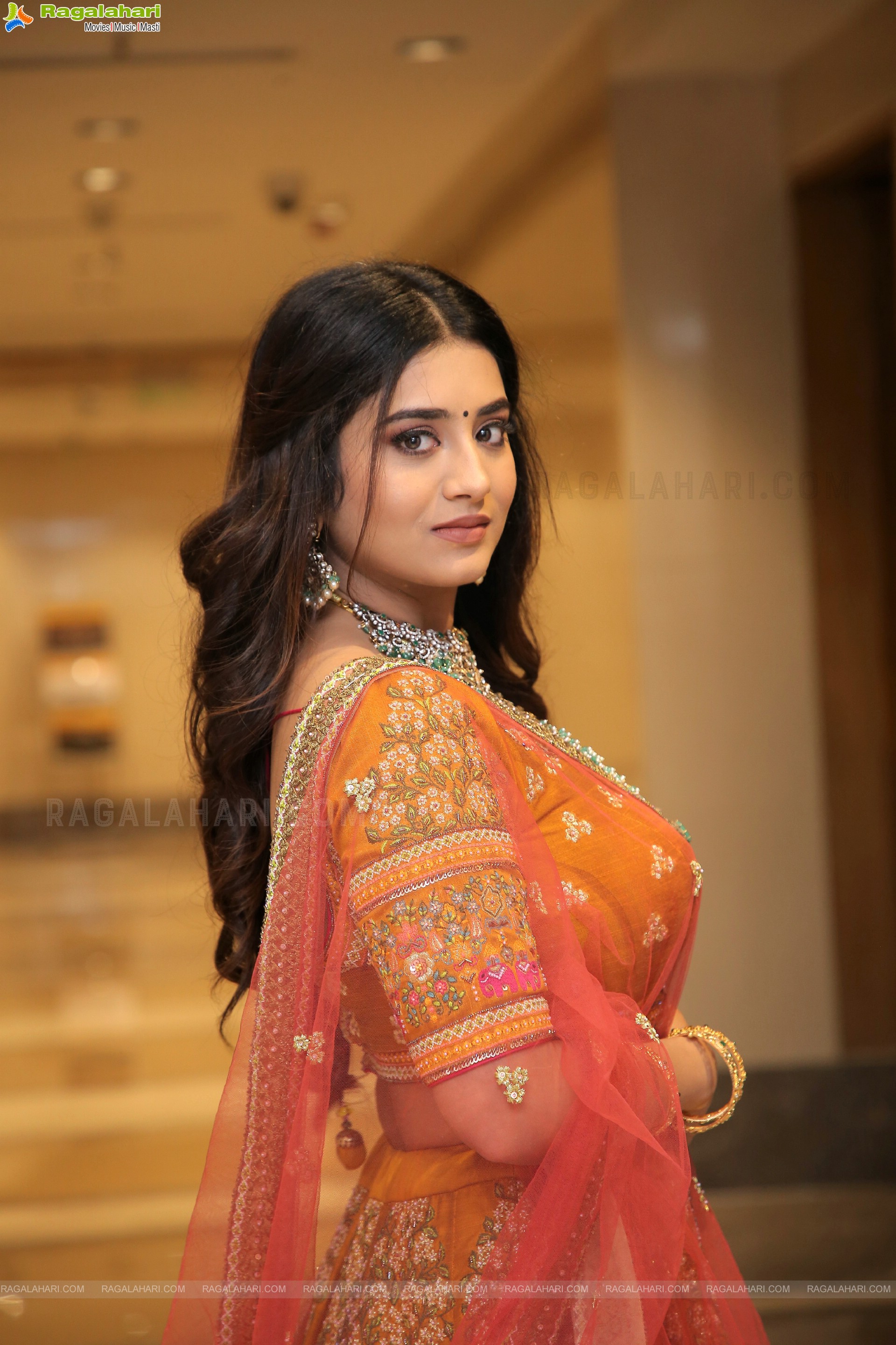 Rashi Singh Poses With Jewellery, HD Photo Gallery