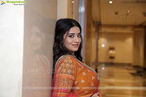 Rashi Singh Poses With Jewellery