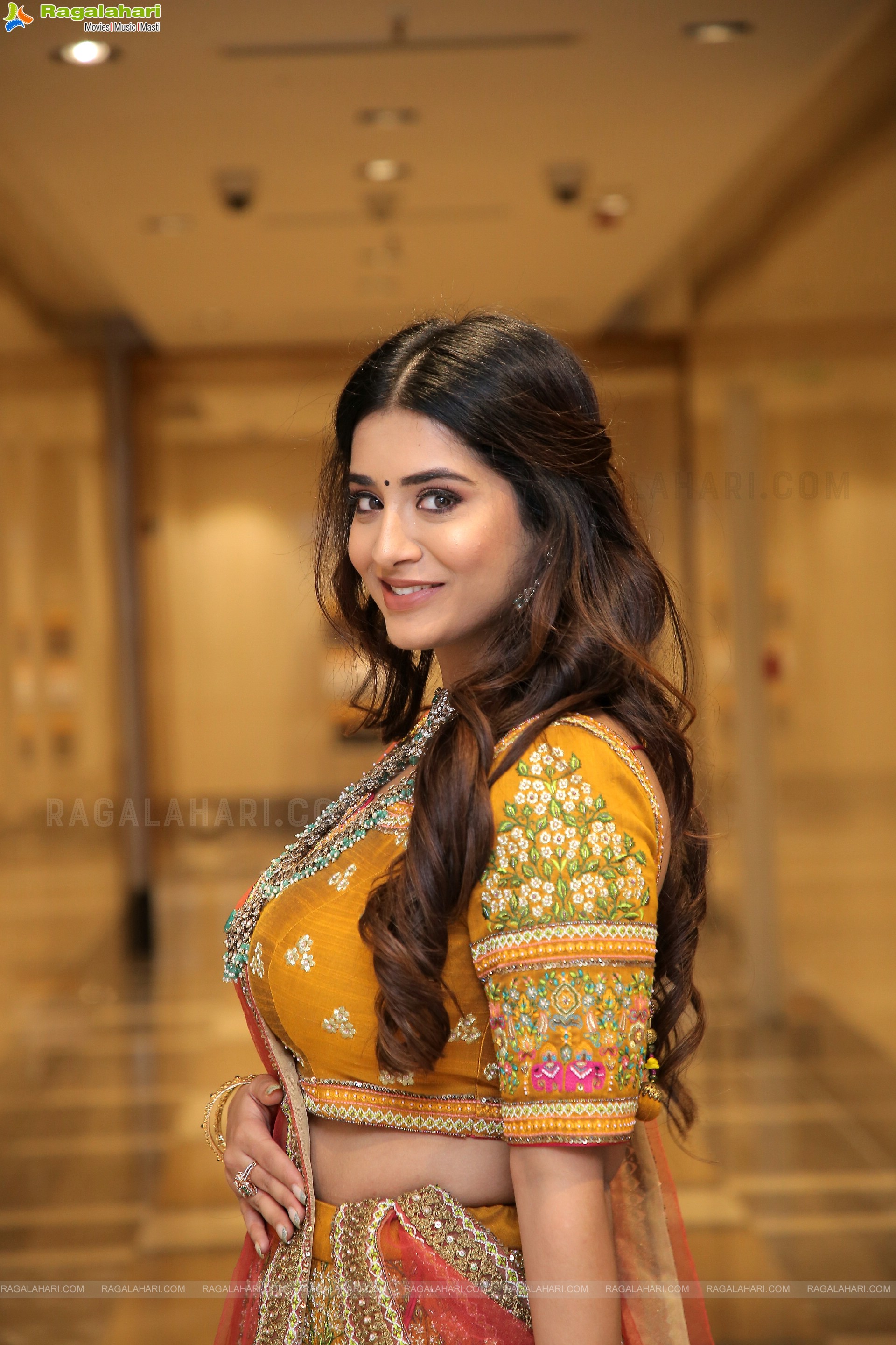 Rashi Singh Poses With Jewellery, HD Photo Gallery