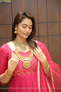 Spandana Palli Poses With Jewellery