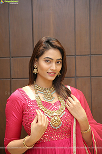 Spandana Palli Poses With Jewellery