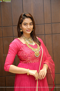 Spandana Palli Poses With Jewellery