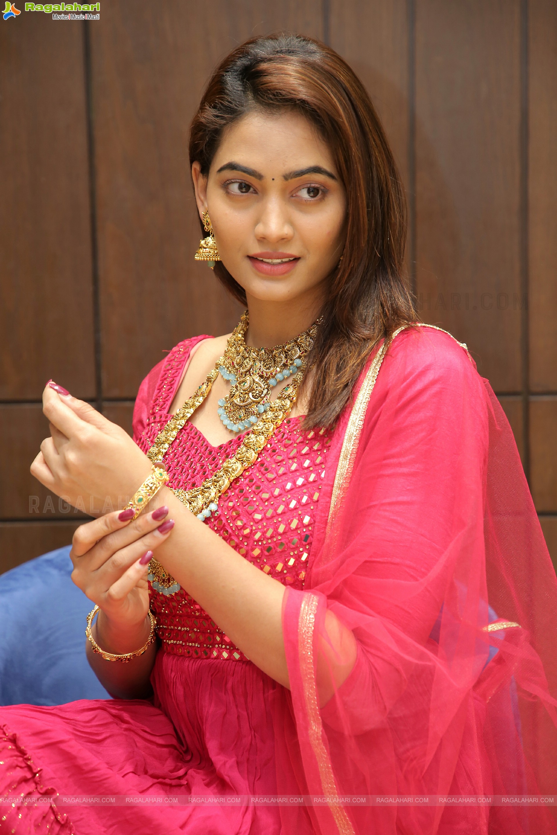 Spandana Palli Poses With Jewellery, HD Photo Gallery