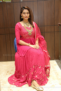 Spandana Palli Poses With Jewellery