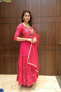 Spandana Palli Poses With Jewellery