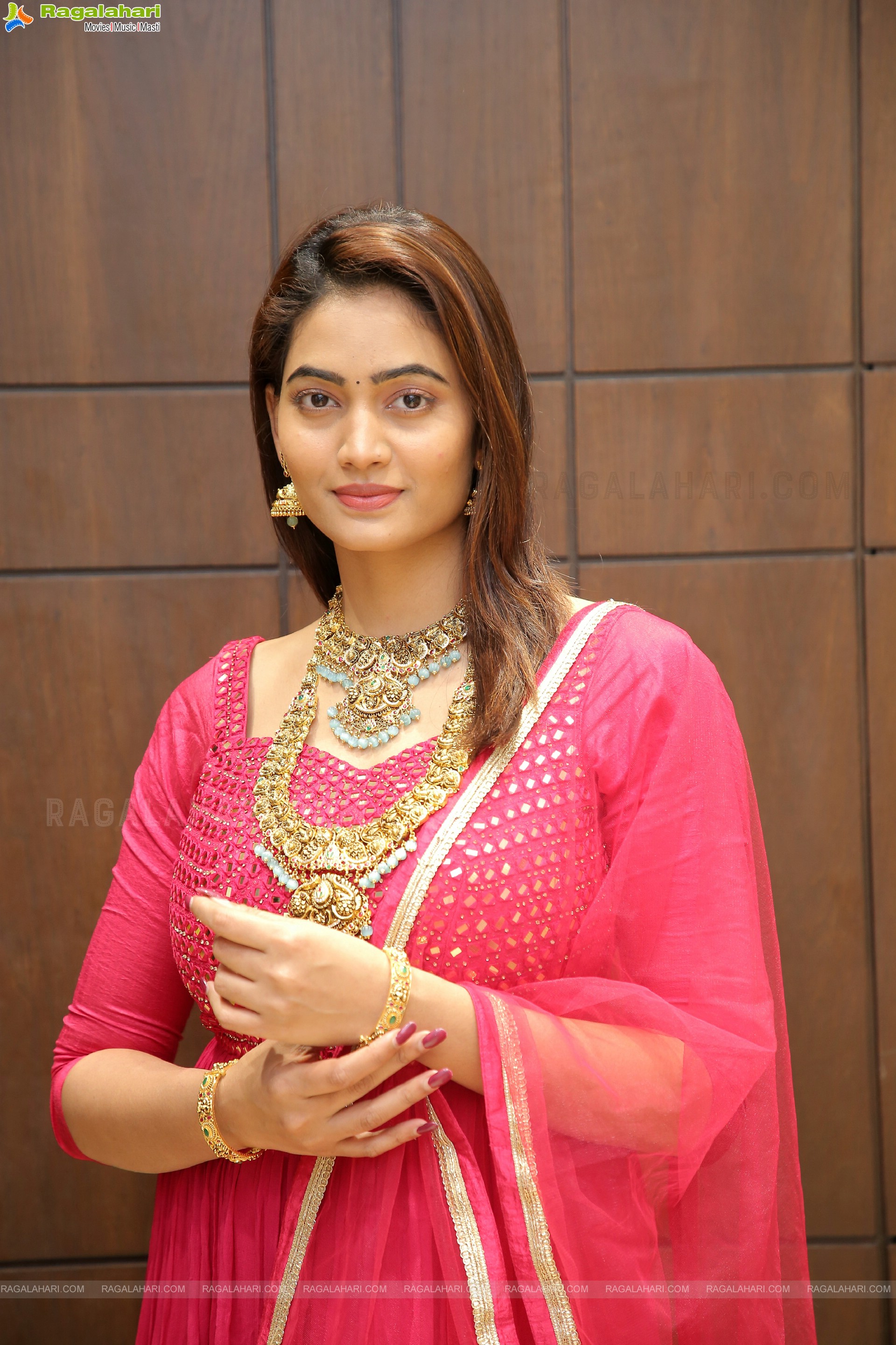 Spandana Palli Poses With Jewellery, HD Photo Gallery